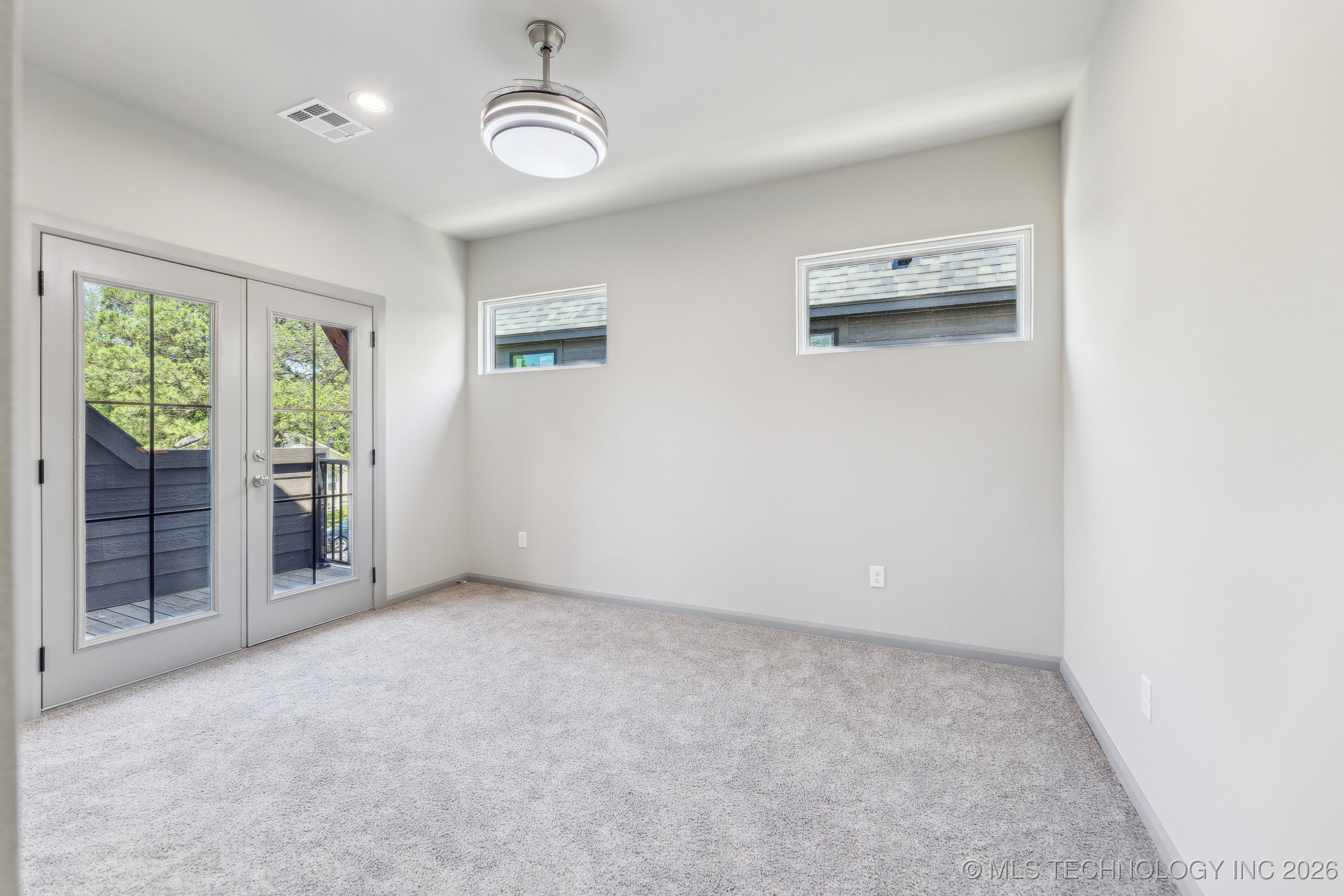 425 W Ft Worth Street Property Photo 32