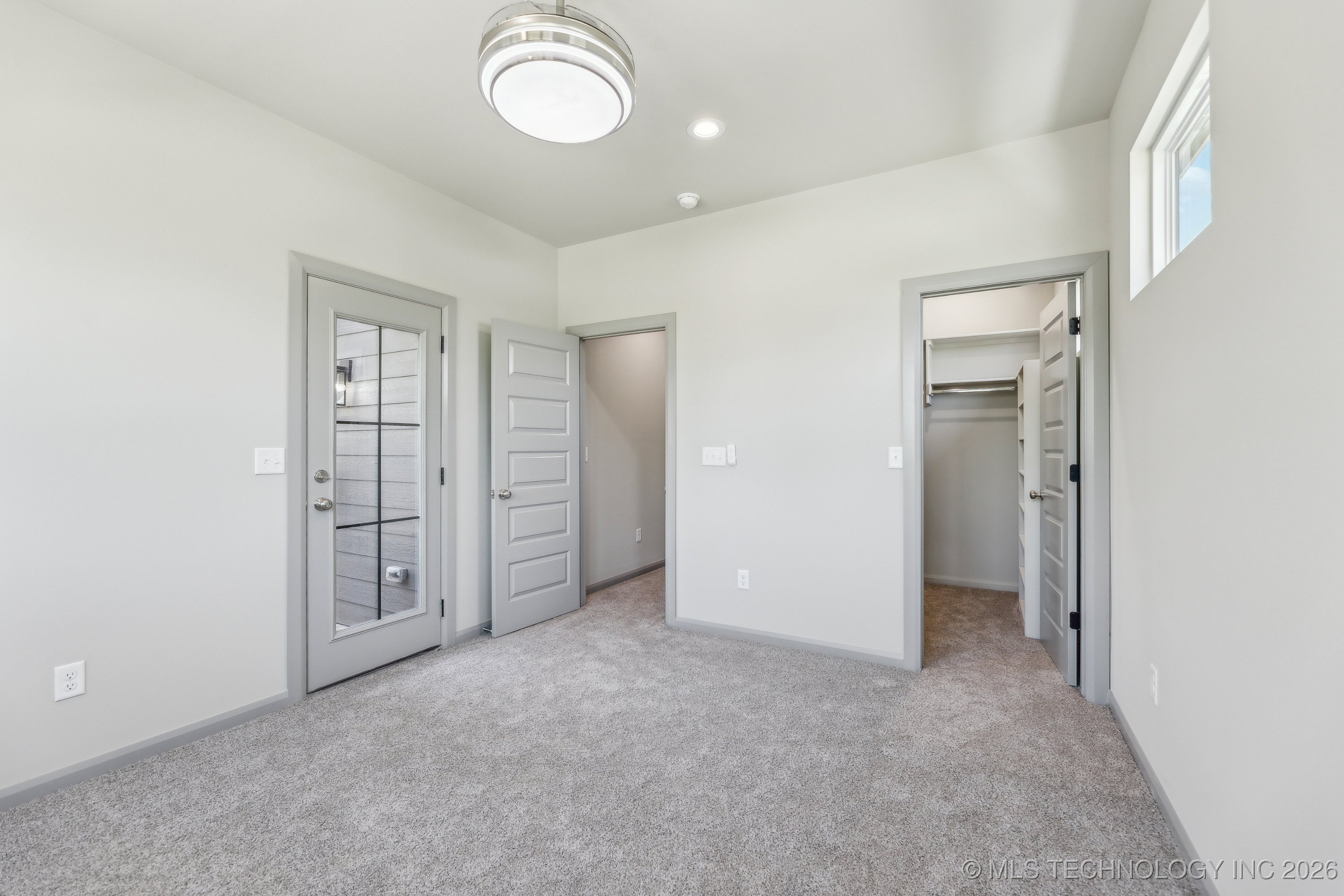 425 W Ft Worth Street Property Photo 36