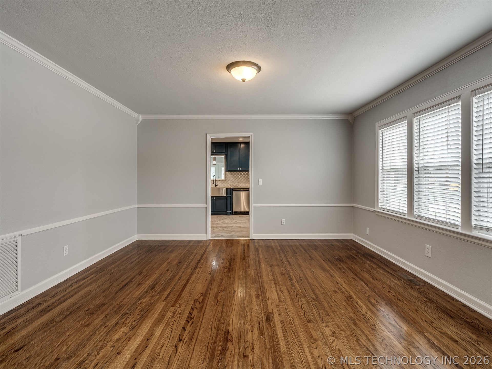 1204 S Columbia Avenue Property Photo 9
