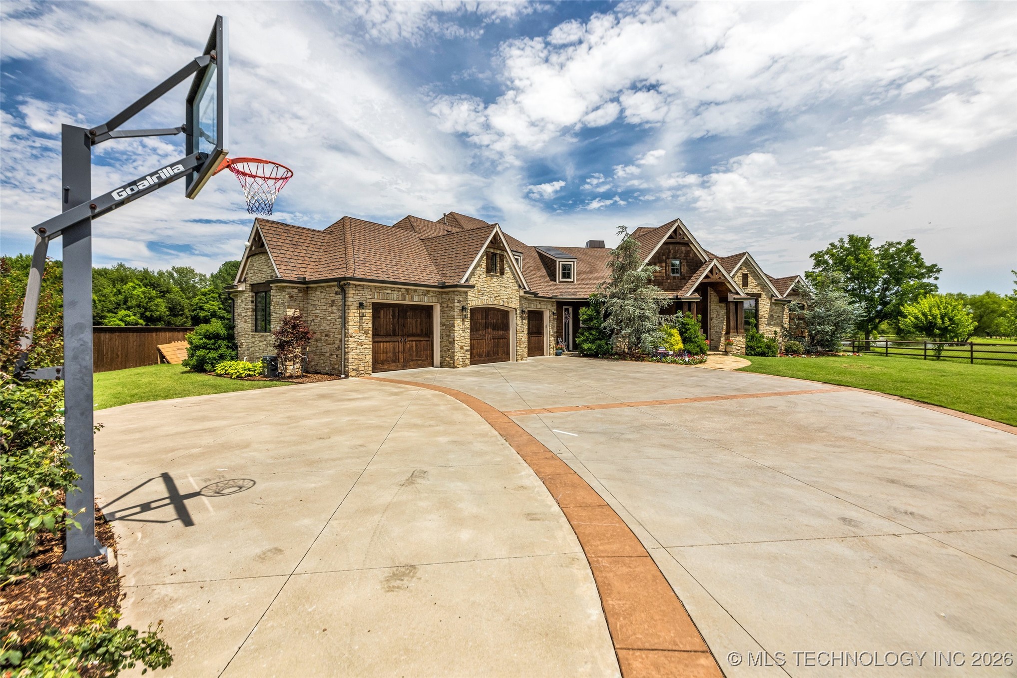 13533 S Lewis Avenue Property Photo 3