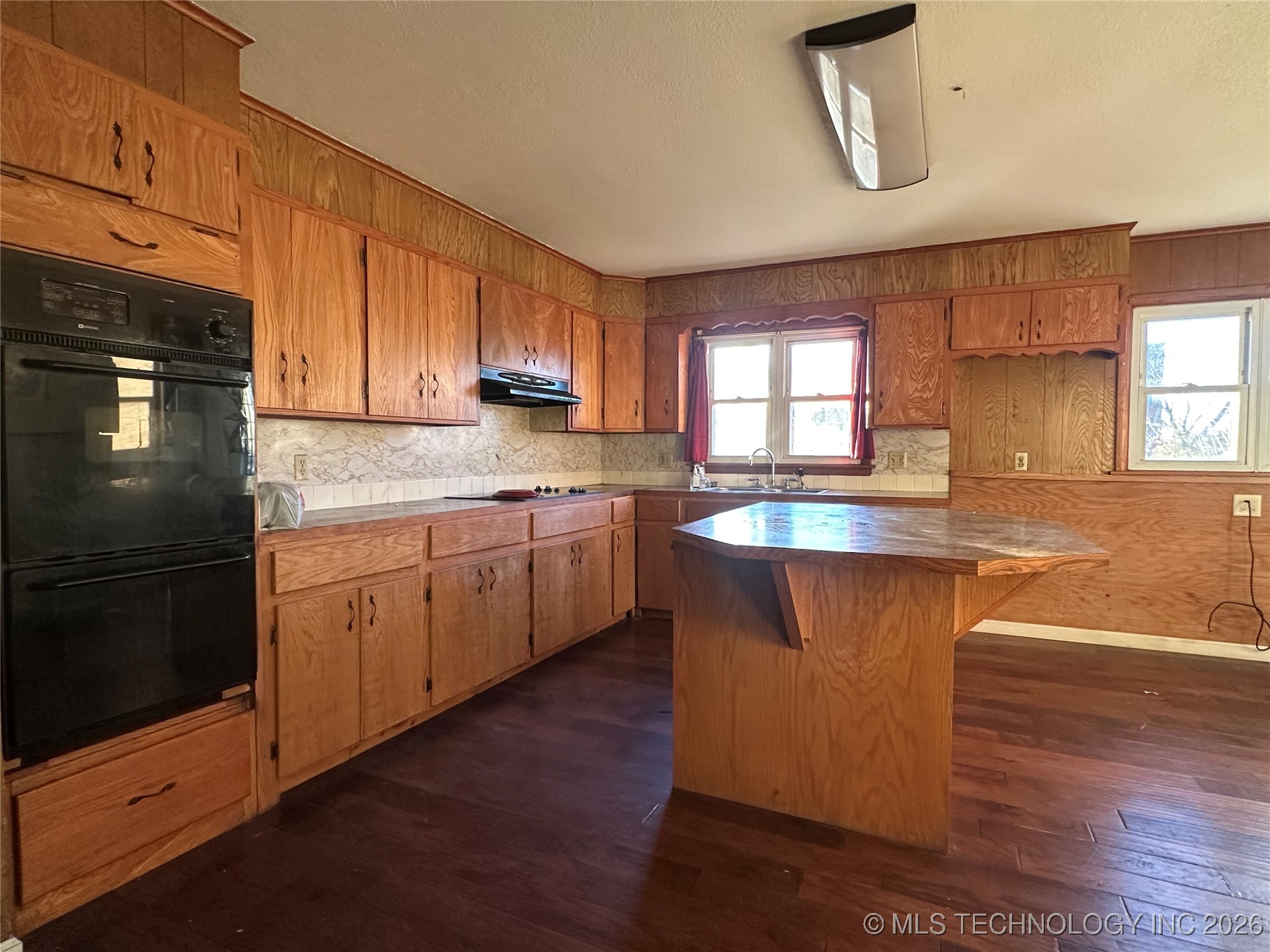 1002 E 3rd Street Property Photo 9