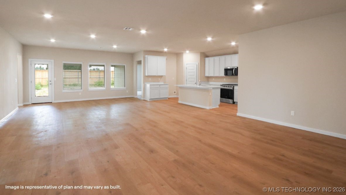 15654 S 35th East Avenue Property Photo 3