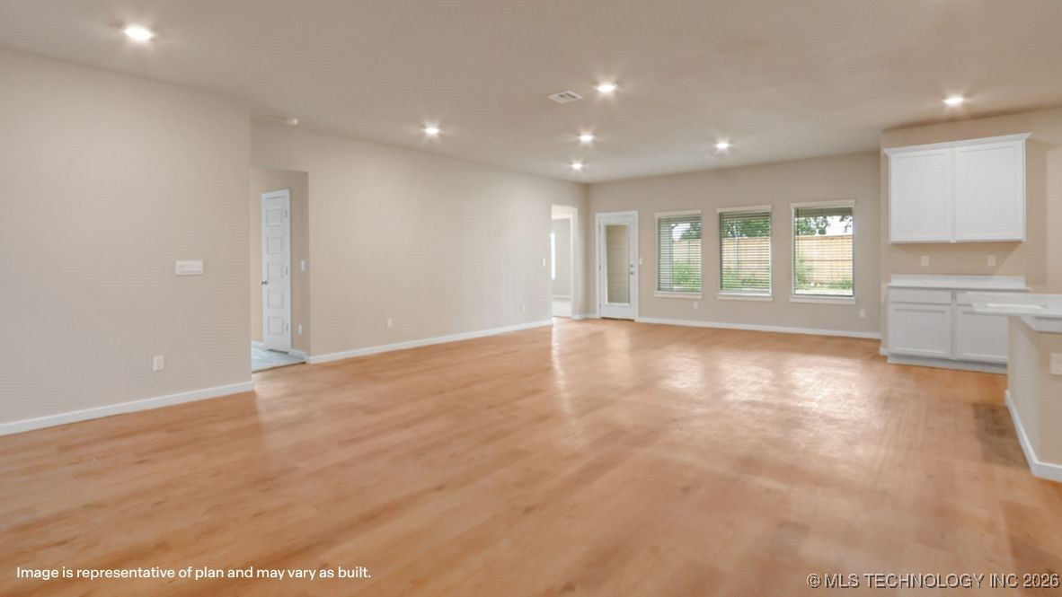 15654 S 35th East Avenue Property Photo 4