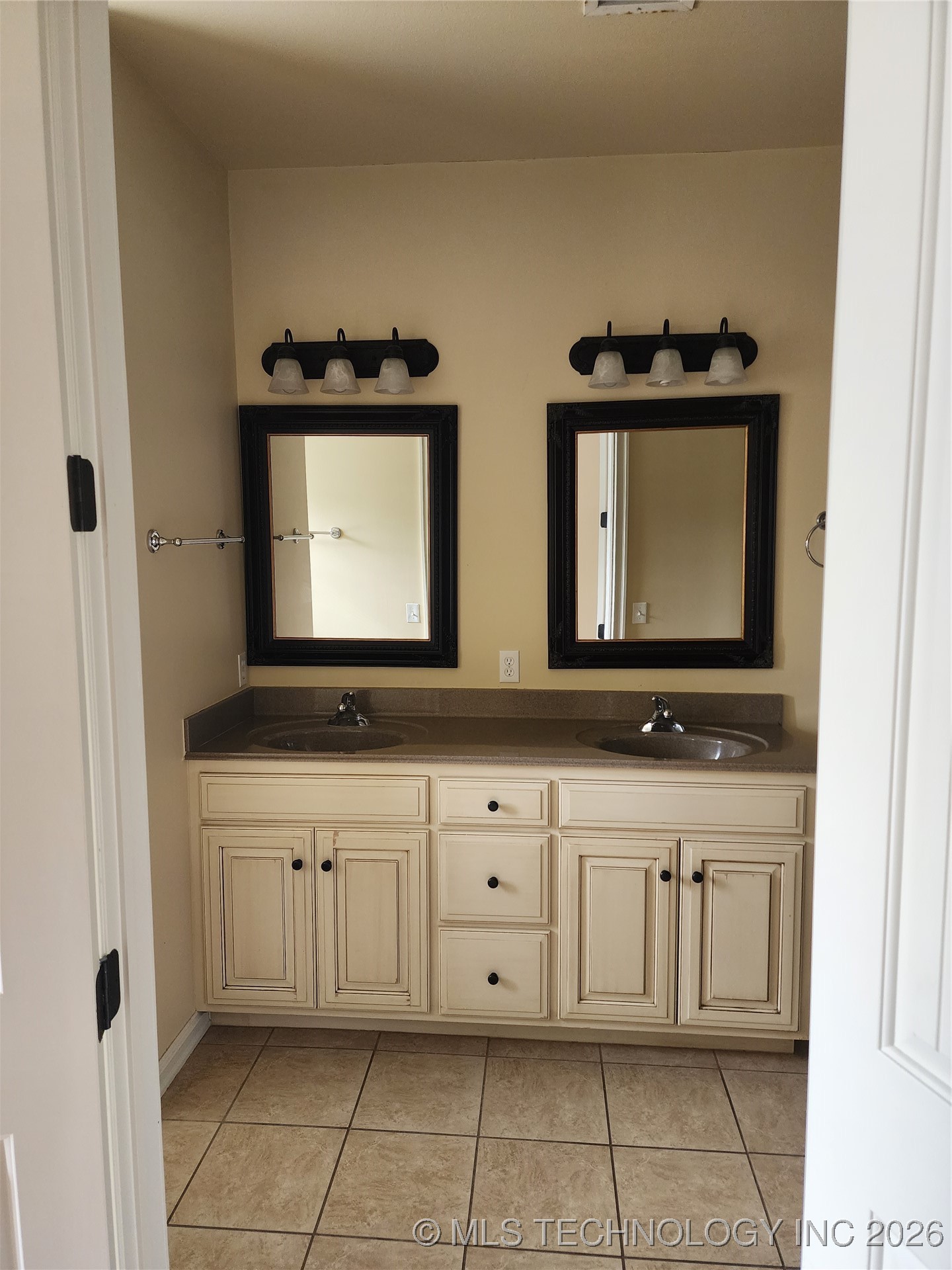 416 E B Street 416 B Property Photo 9