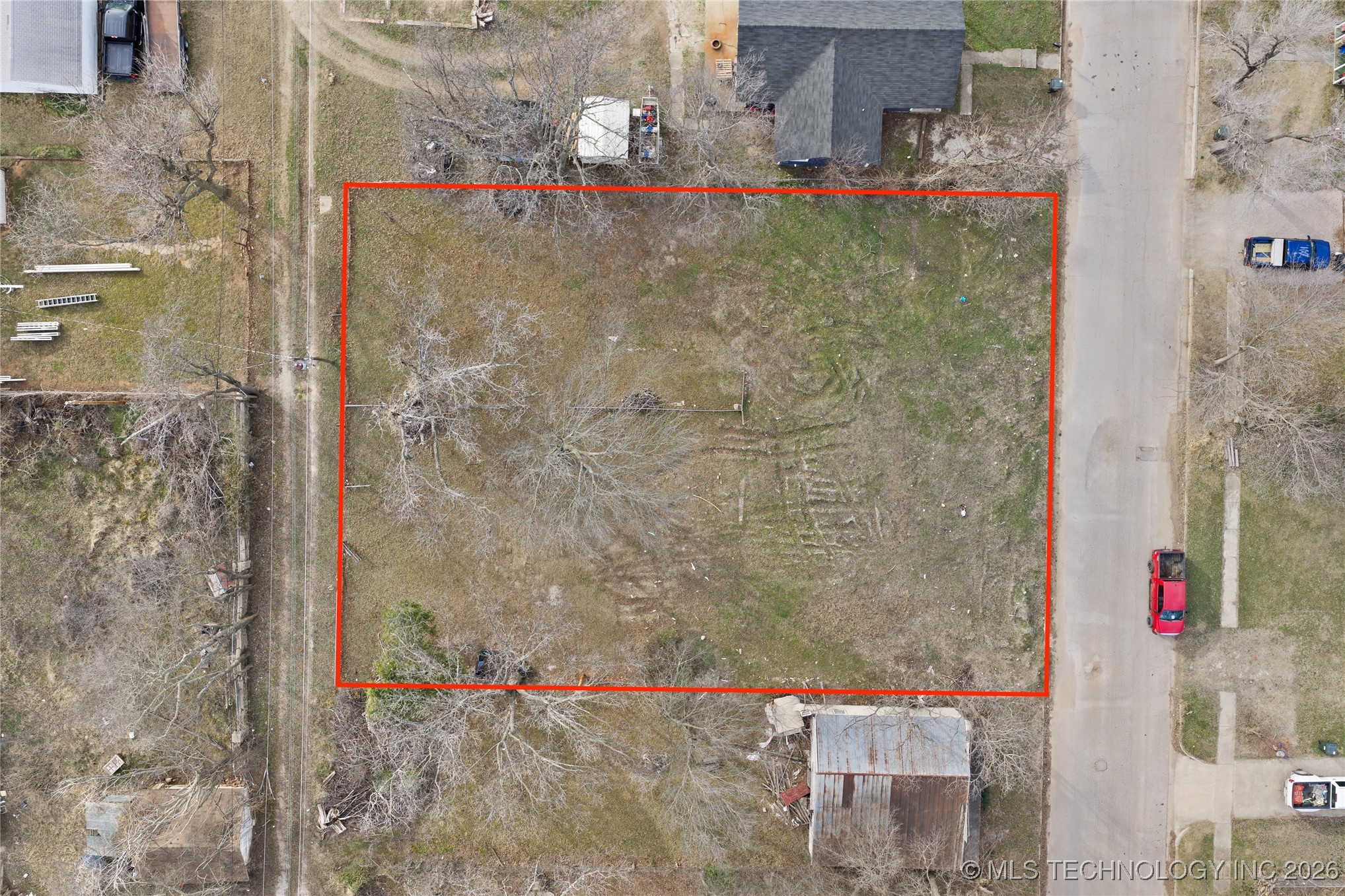 305 E Tahlequah Property Photo 1