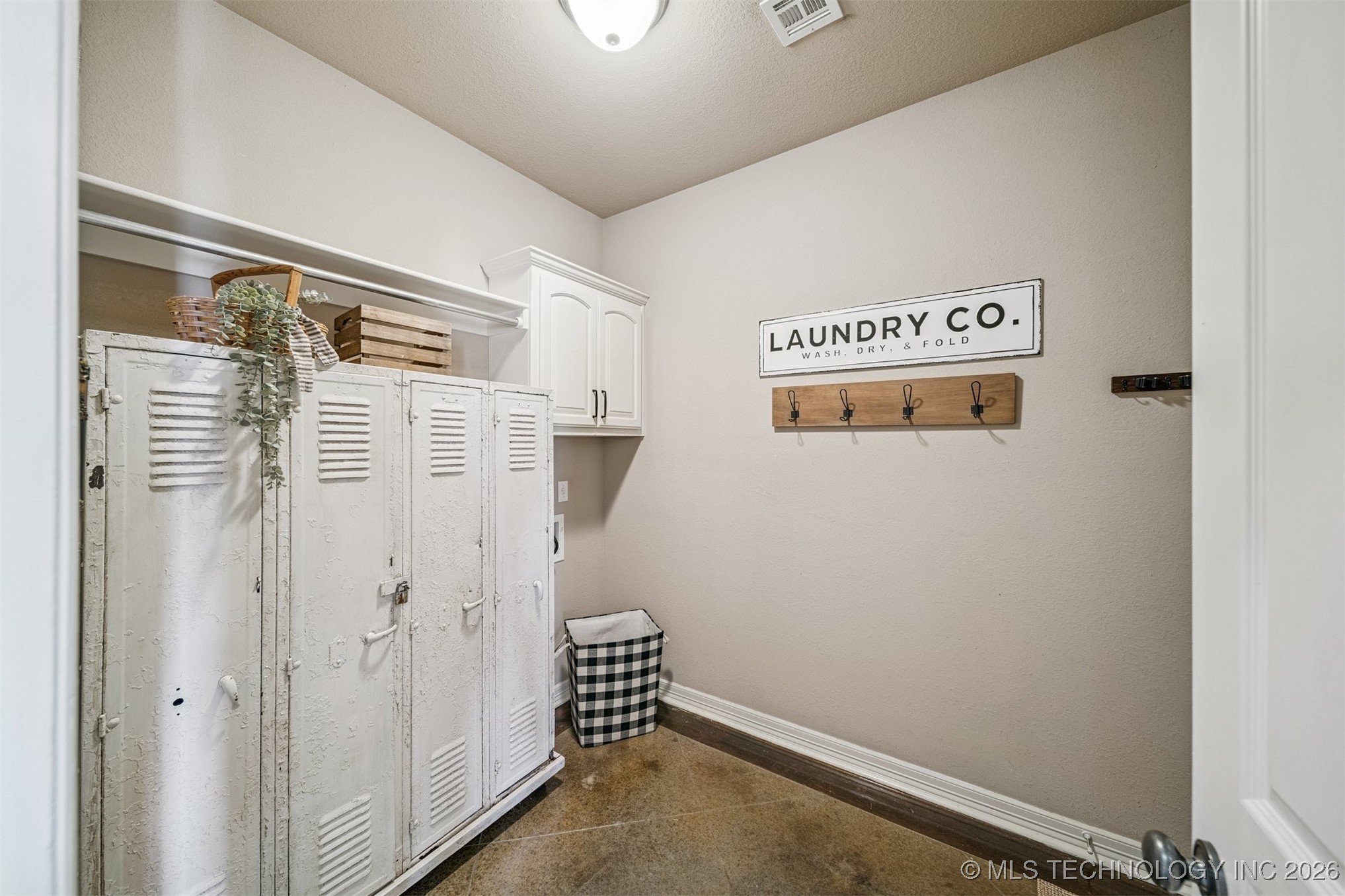 709 W 40th Street S Property Photo 10