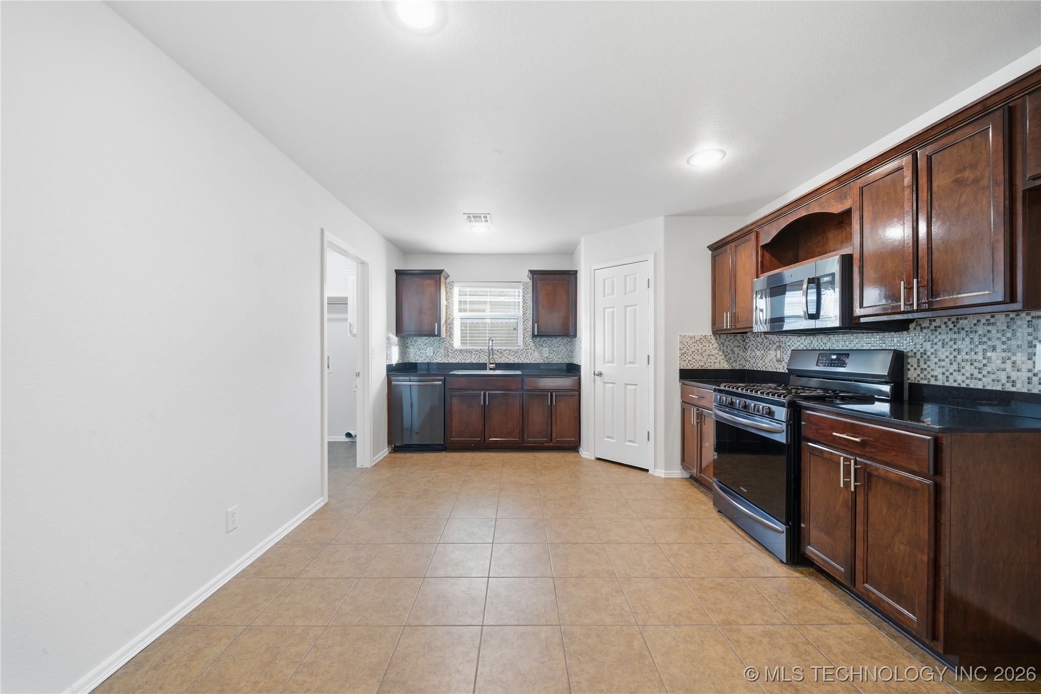 10701 N 152nd Avenue Property Photo 11