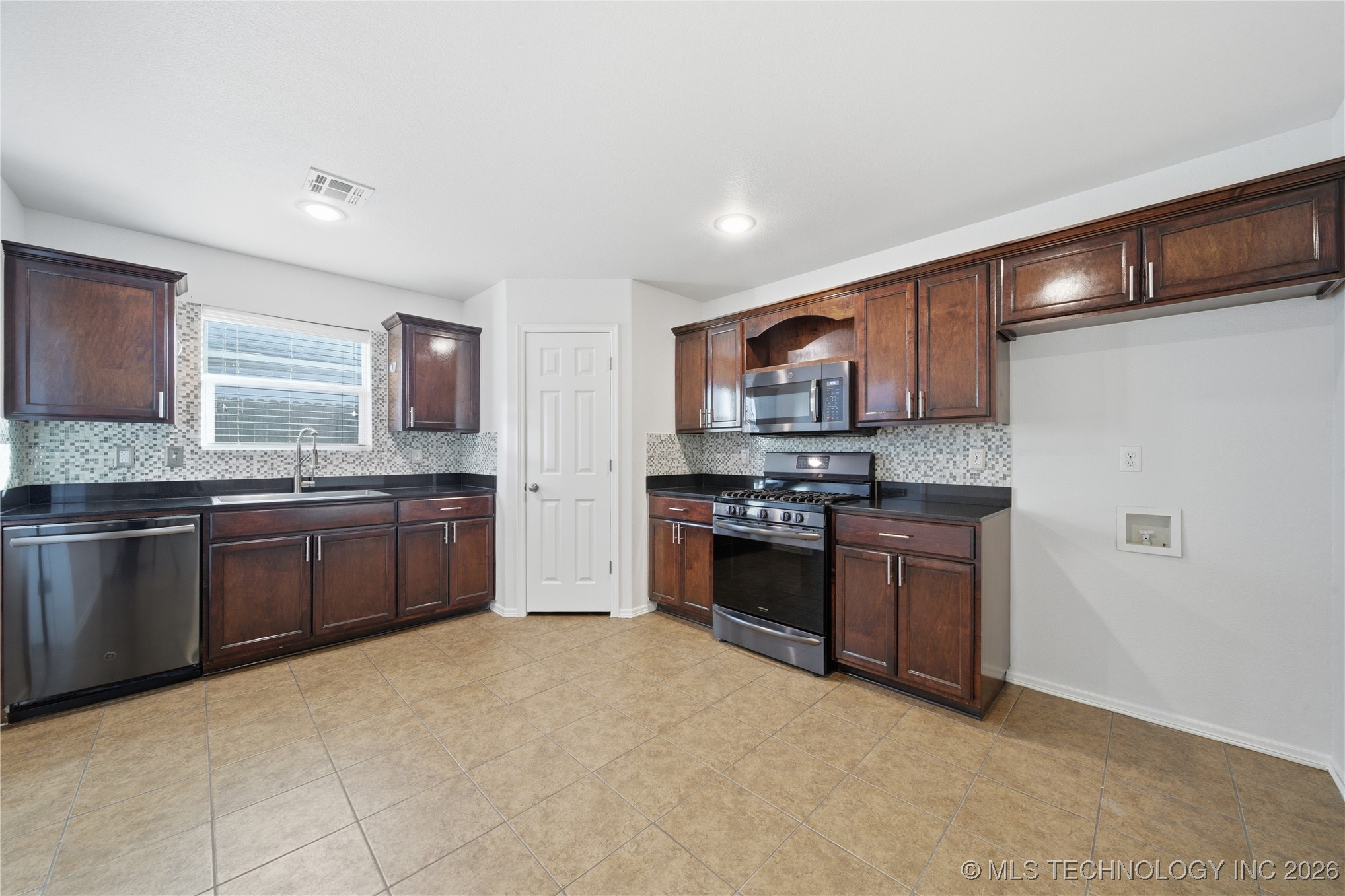 10701 N 152nd Avenue Property Photo 12