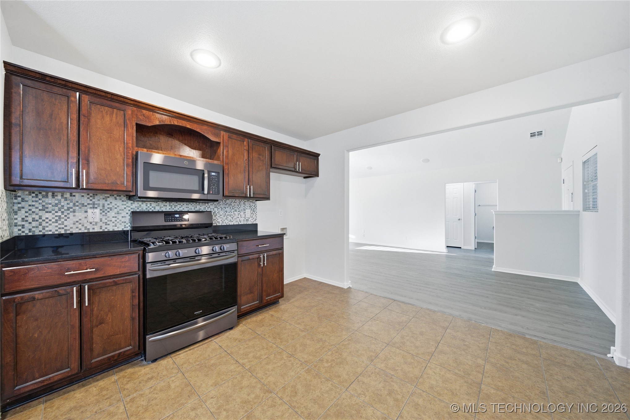 10701 N 152nd Avenue Property Photo 14