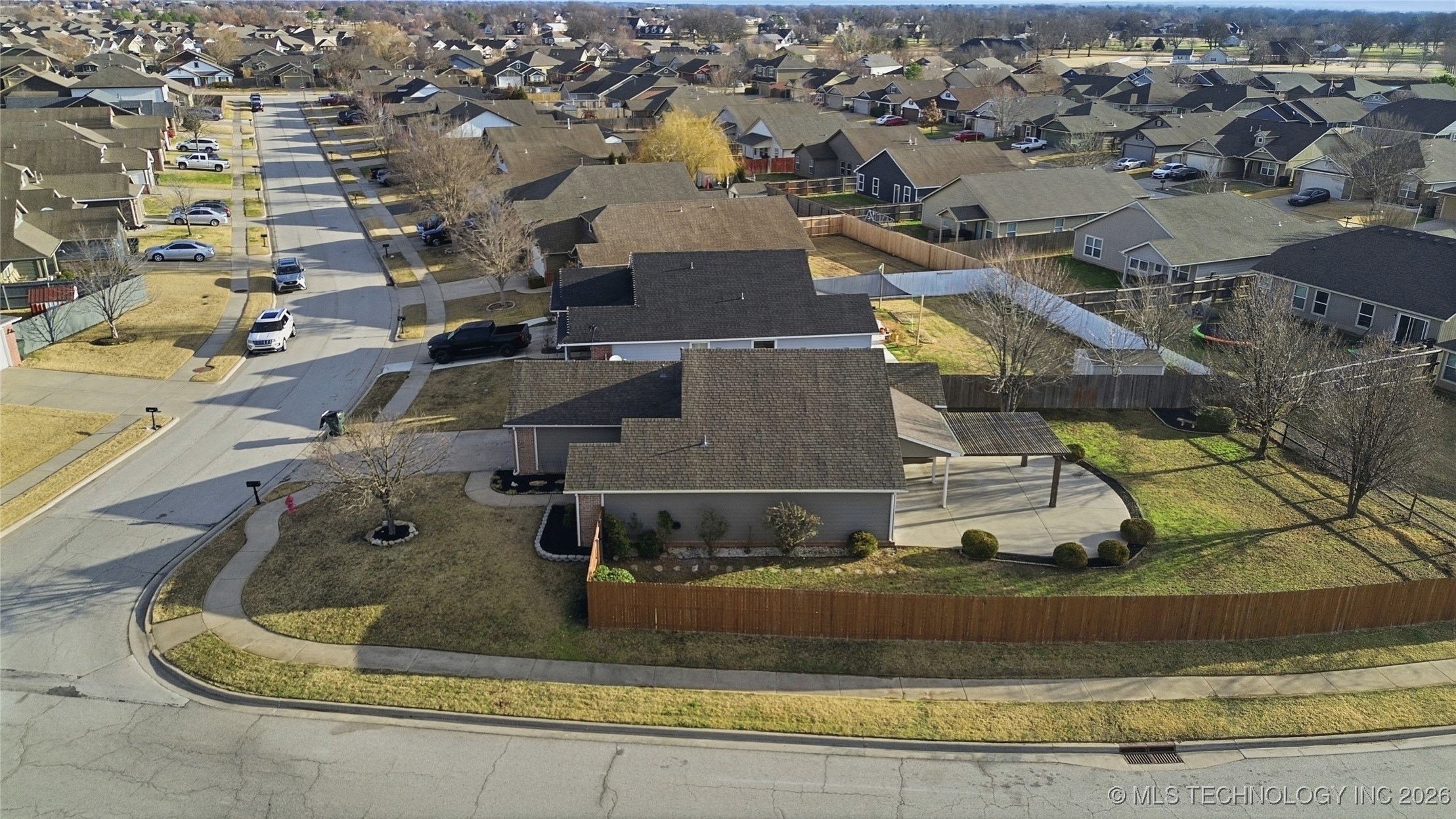 10701 N 152nd Avenue Property Photo 32