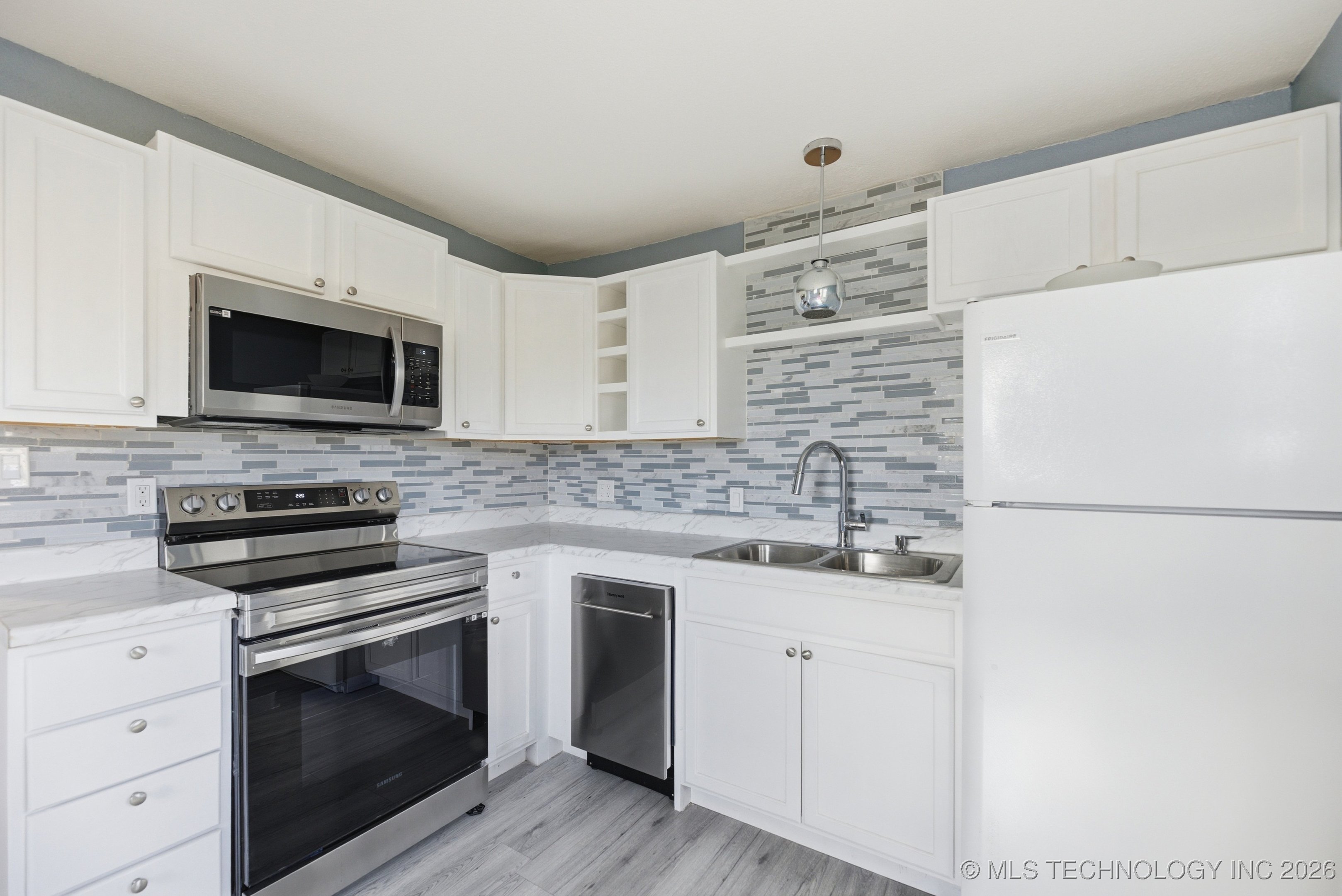 1001 S Chestnut Street Property Photo 6