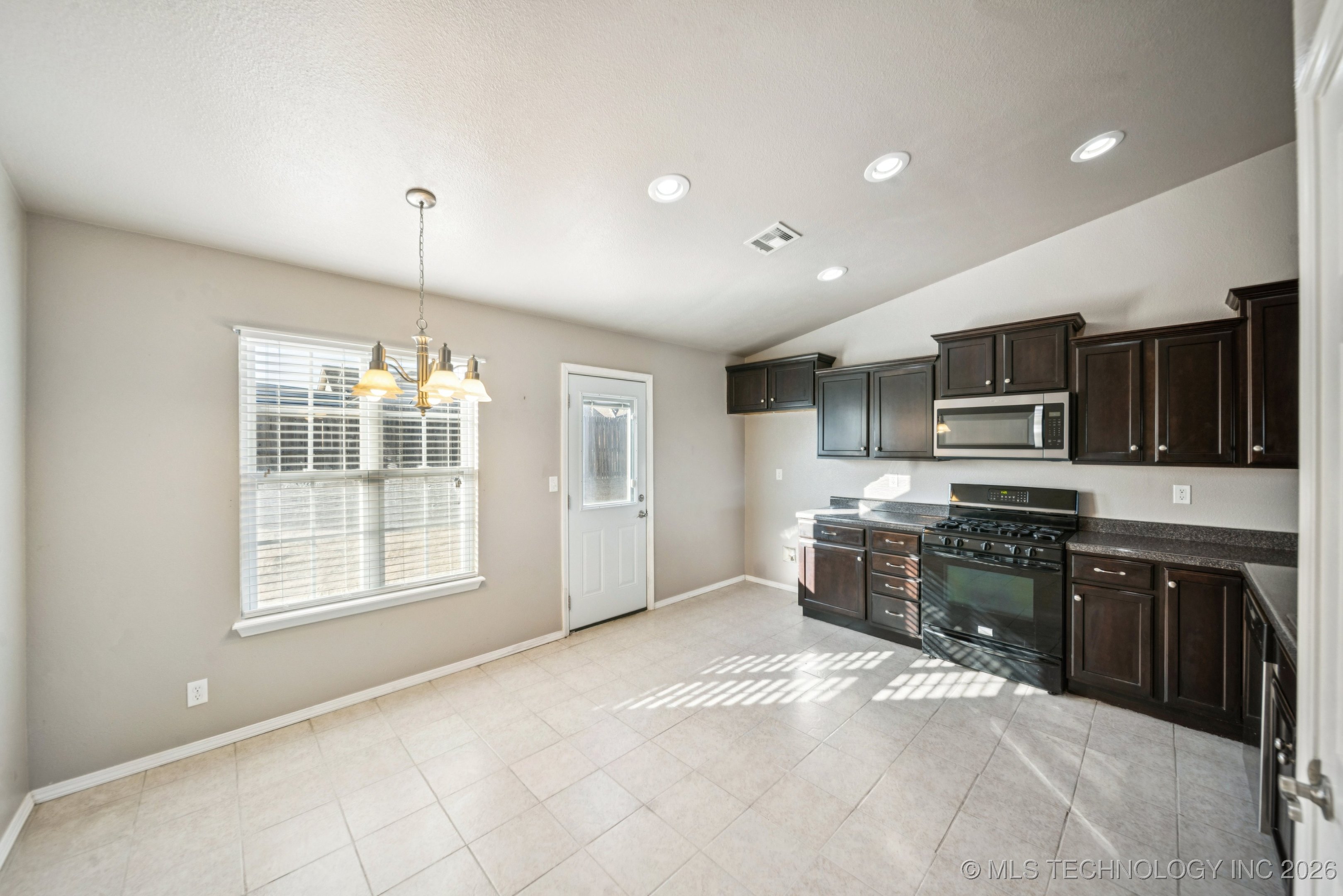 8654 S 262nd East Avenue Property Photo 9