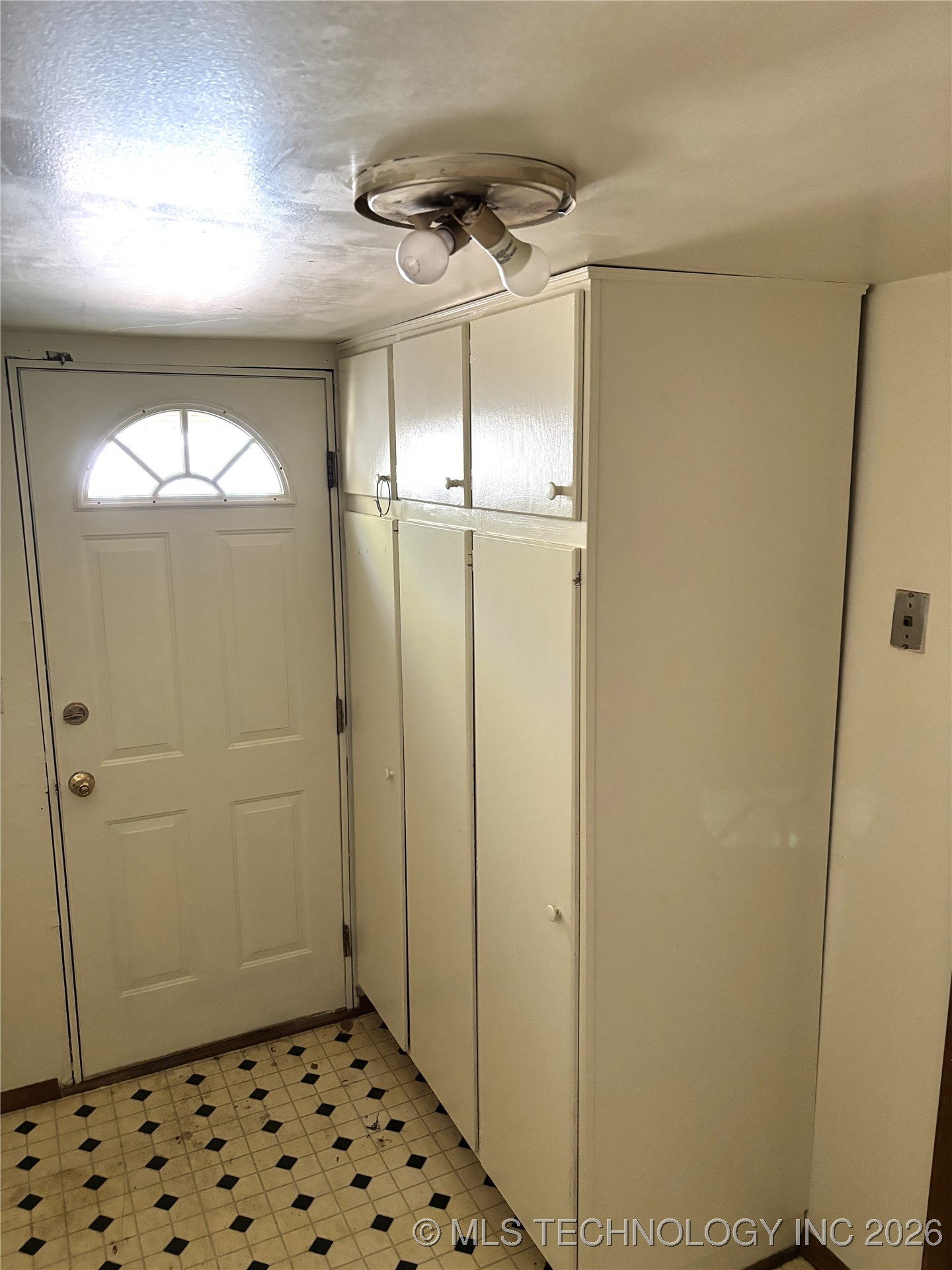 704 S Morton Avenue Property Photo 11