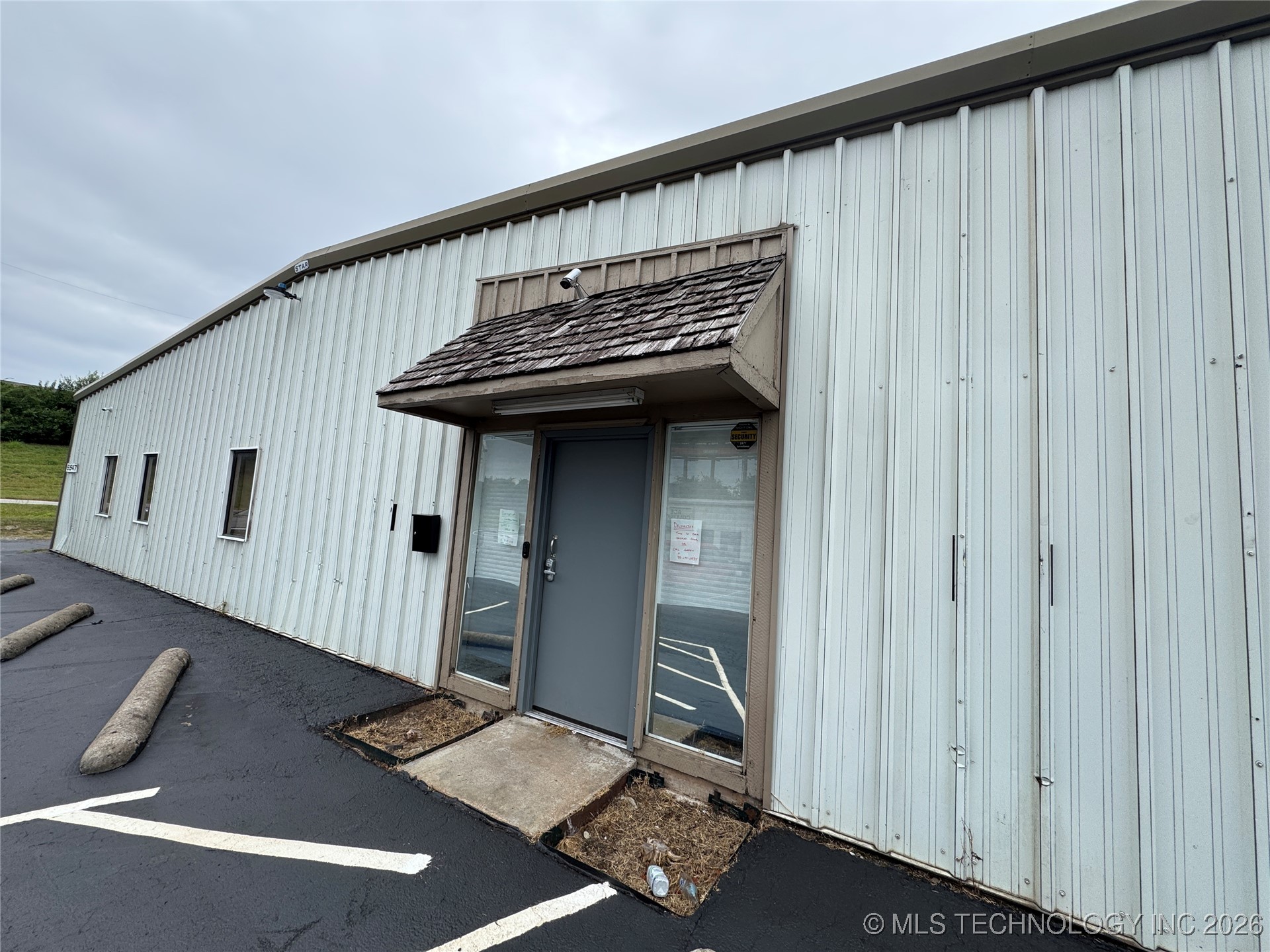 6535 E Skelly Drive Property Photo 7