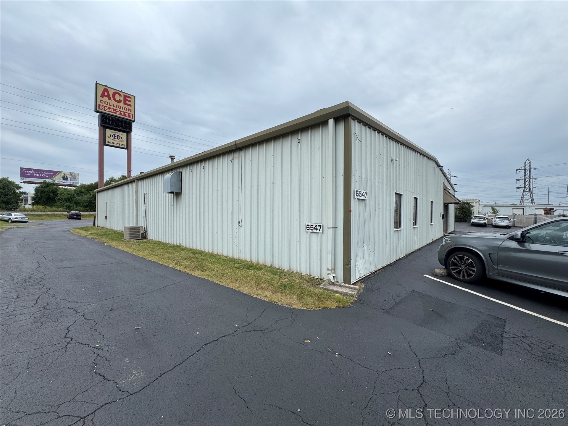 6535 E Skelly Drive Property Photo 9