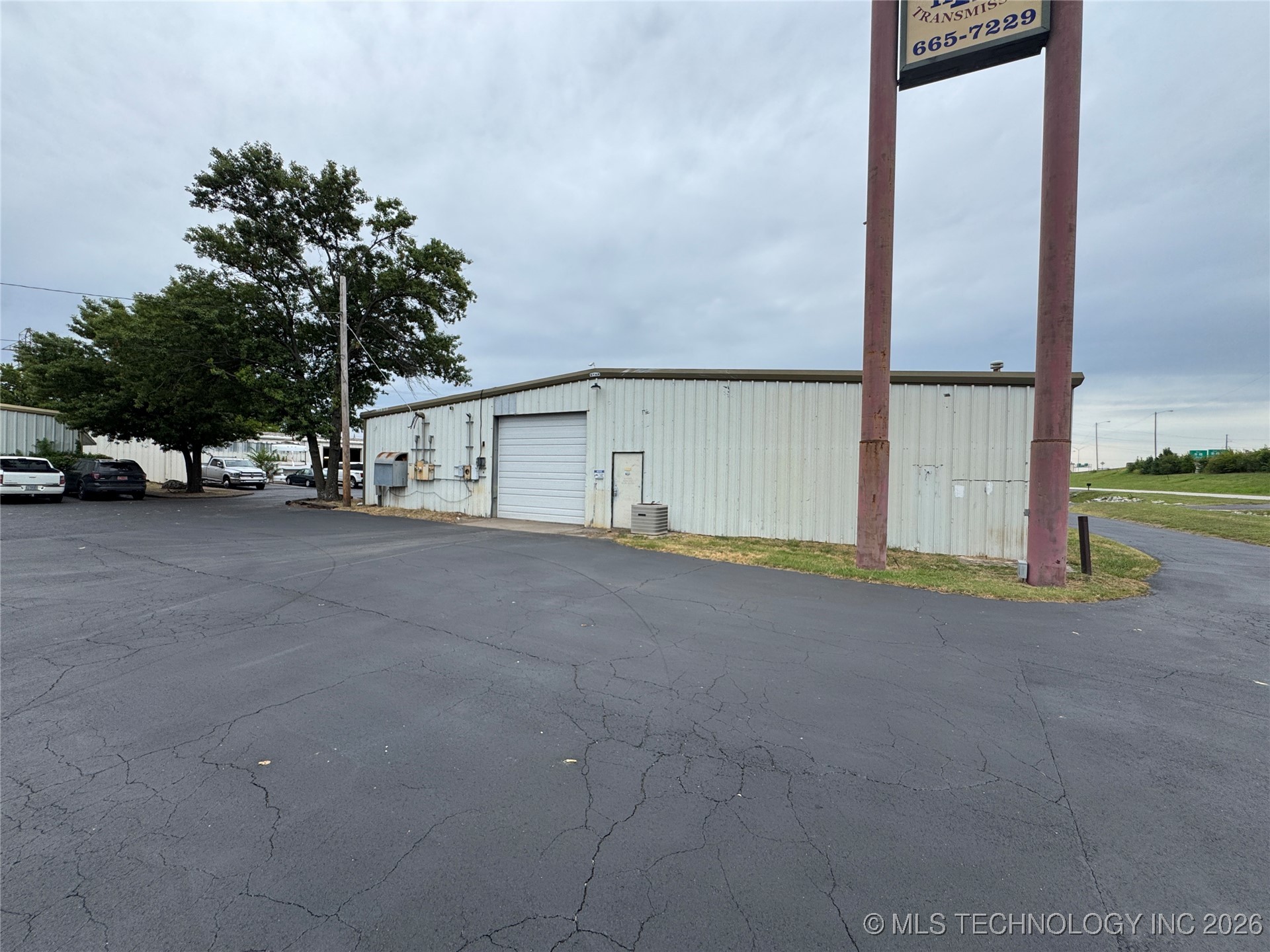 6535 E Skelly Drive Property Photo 10