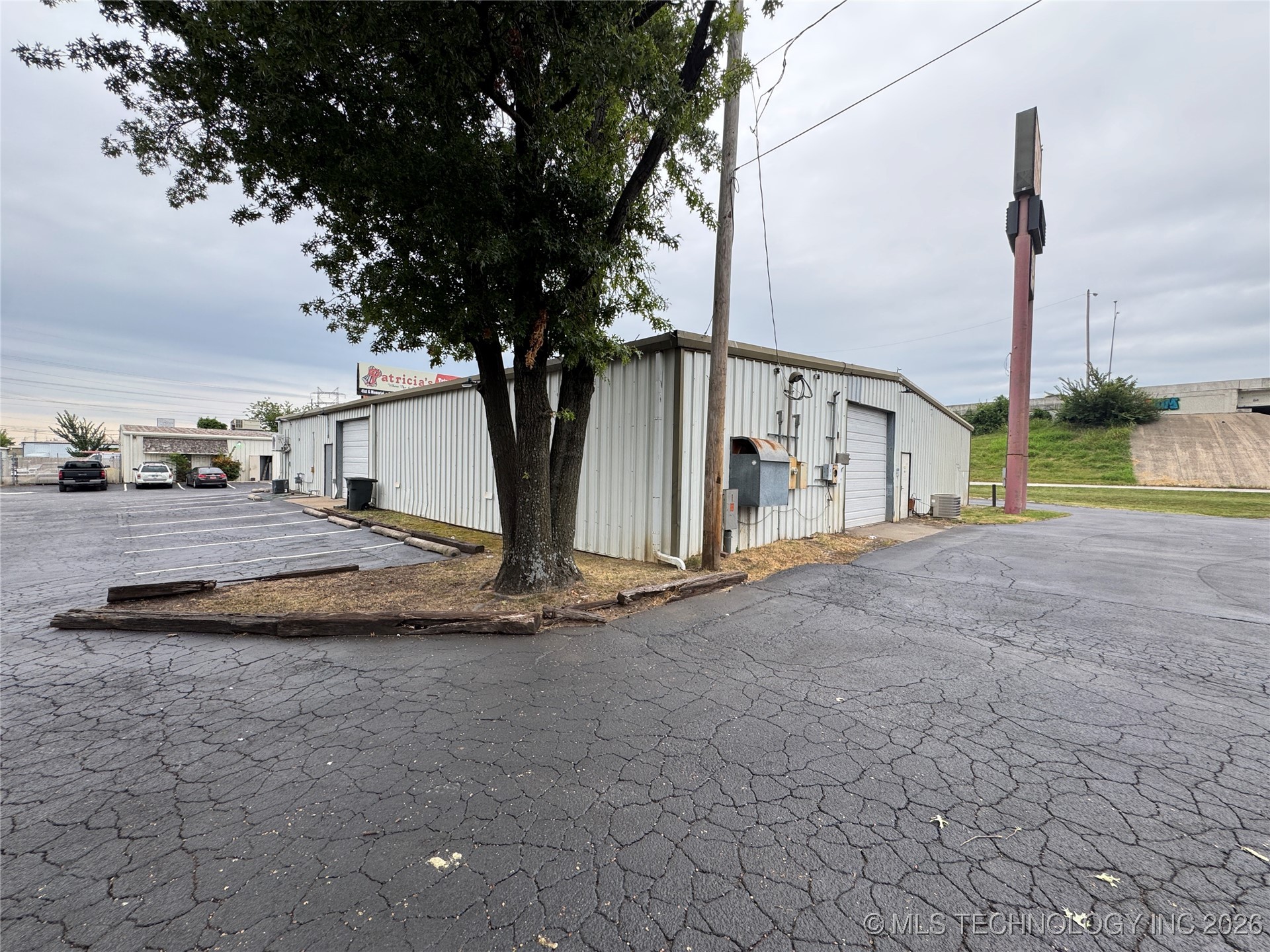 6535 E Skelly Drive Property Photo 11