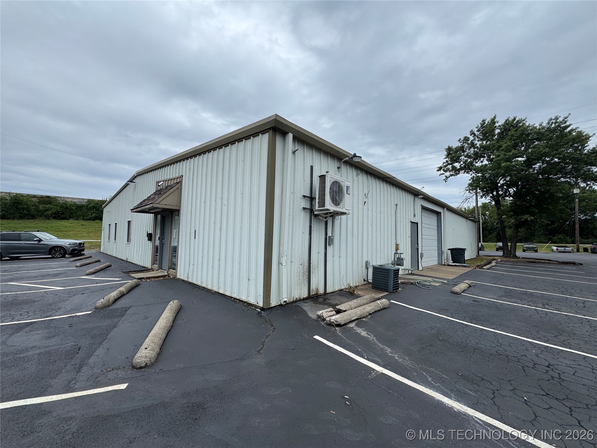 6535 E Skelly Drive Property Photo 12