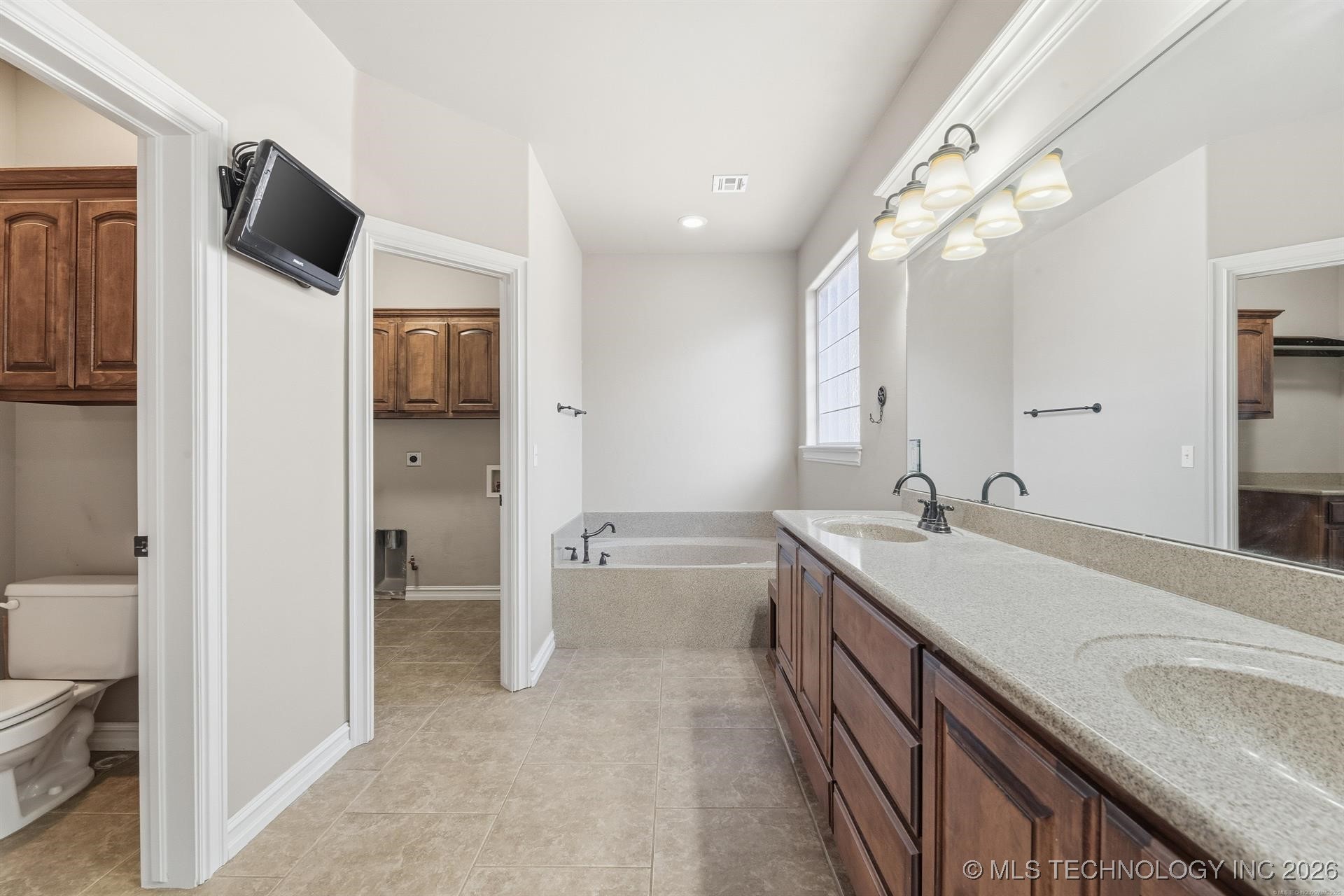 722 W 39th Street S Property Photo 17