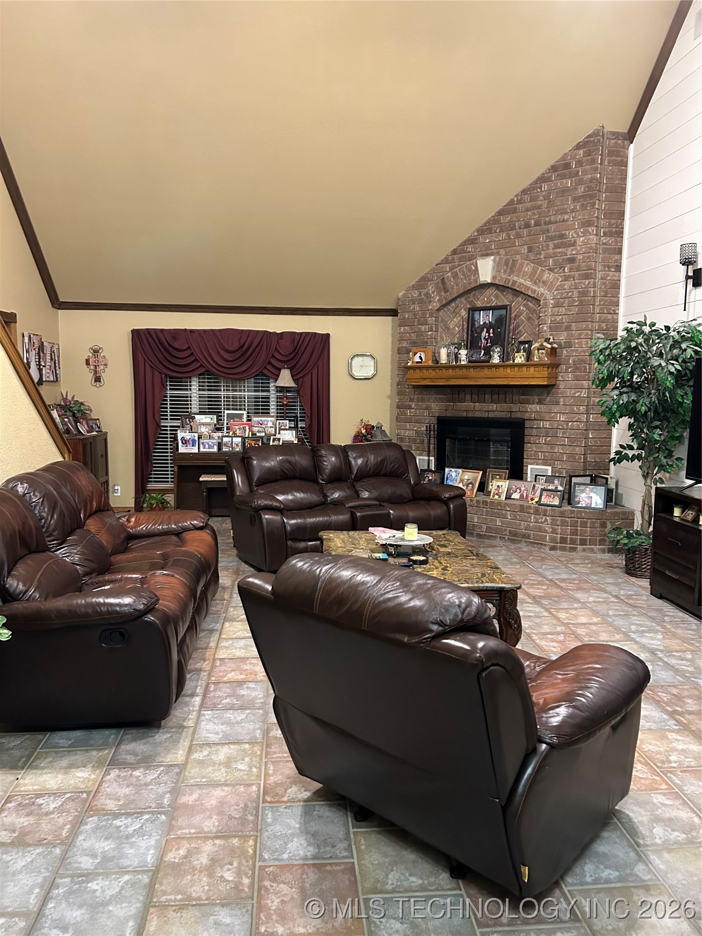 512 Oakland Court Property Photo 5