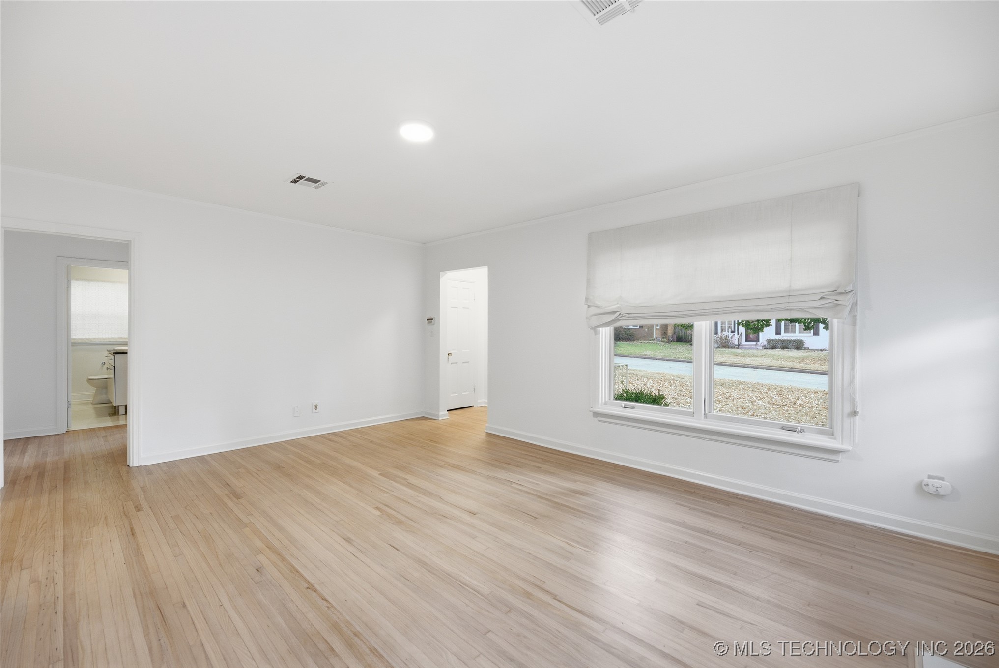 2537 E 18th Street Property Photo 4