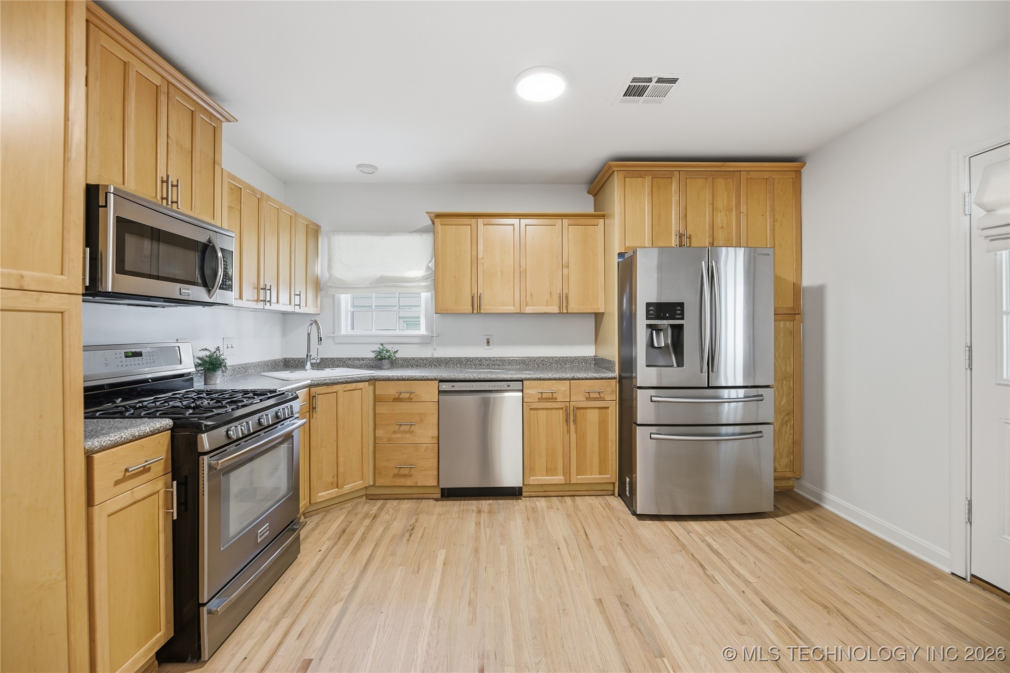 2537 E 18th Street Property Photo 6