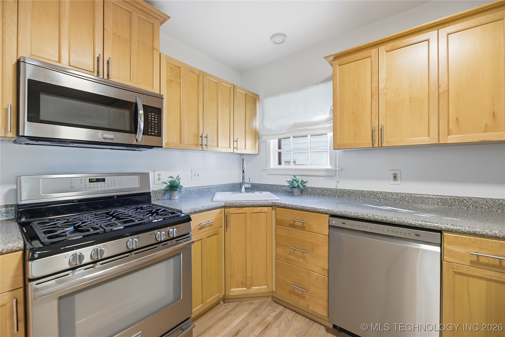 2537 E 18th Street Property Photo 7