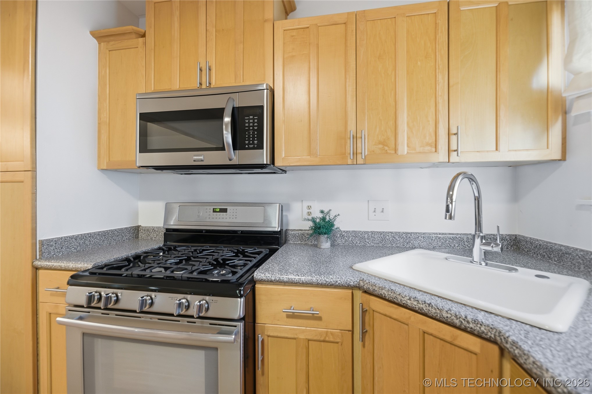 2537 E 18th Street Property Photo 8