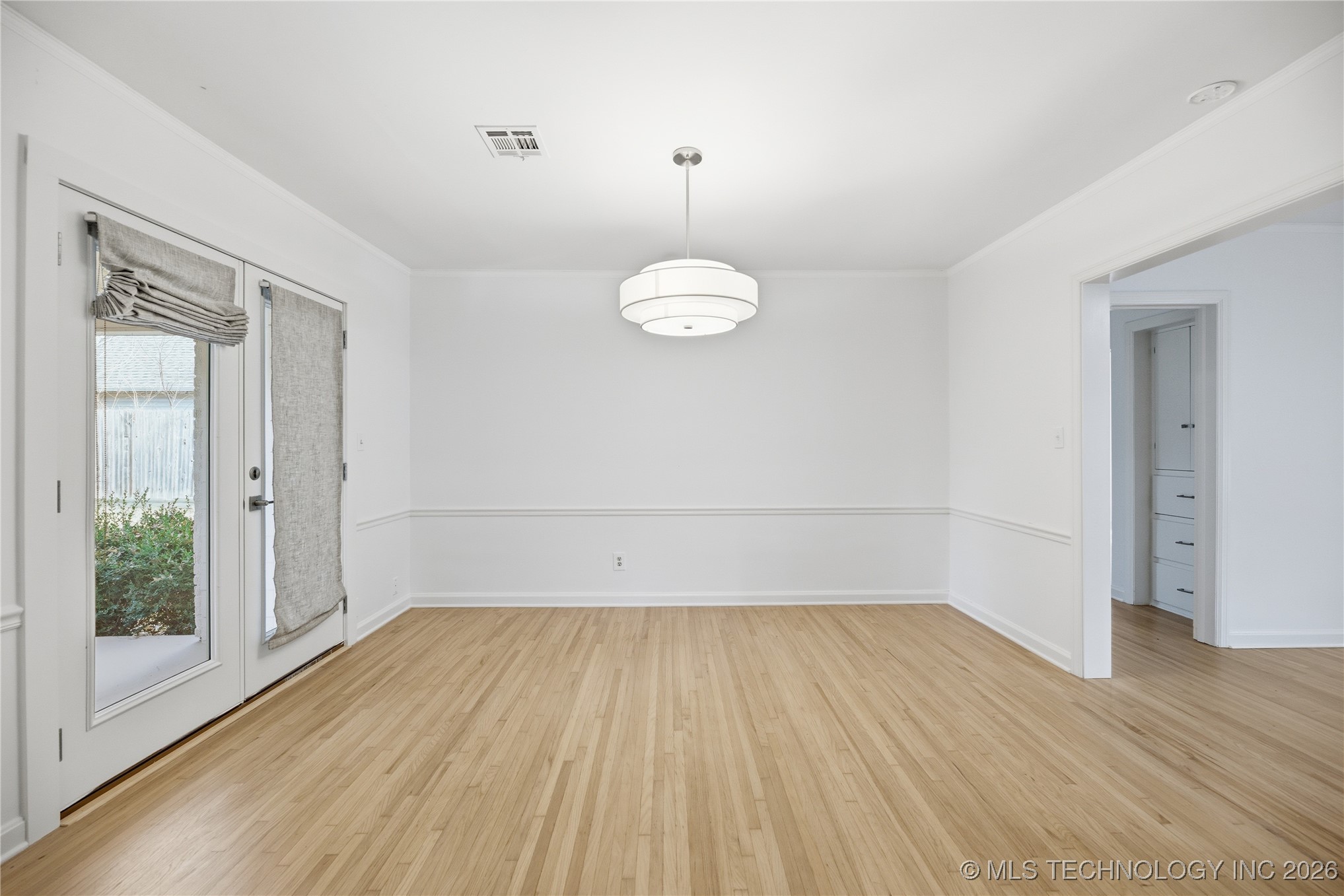 2537 E 18th Street Property Photo 9