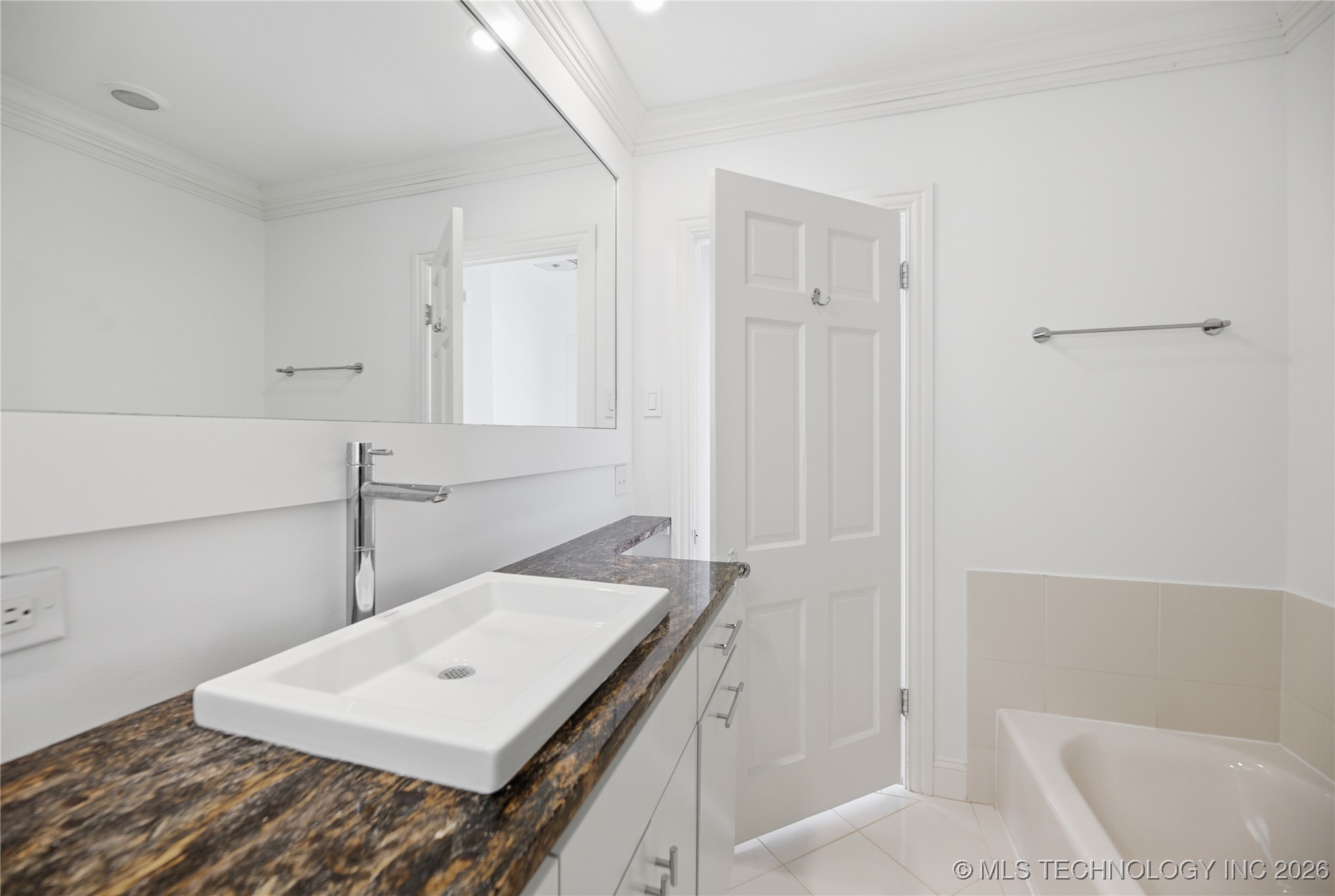 2537 E 18th Street Property Photo 16