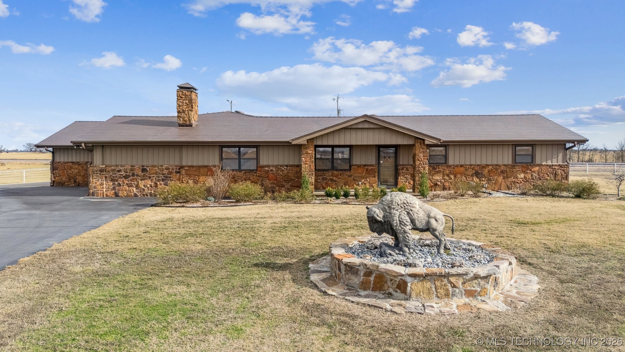 437367 E 320 Road Property Photo 1