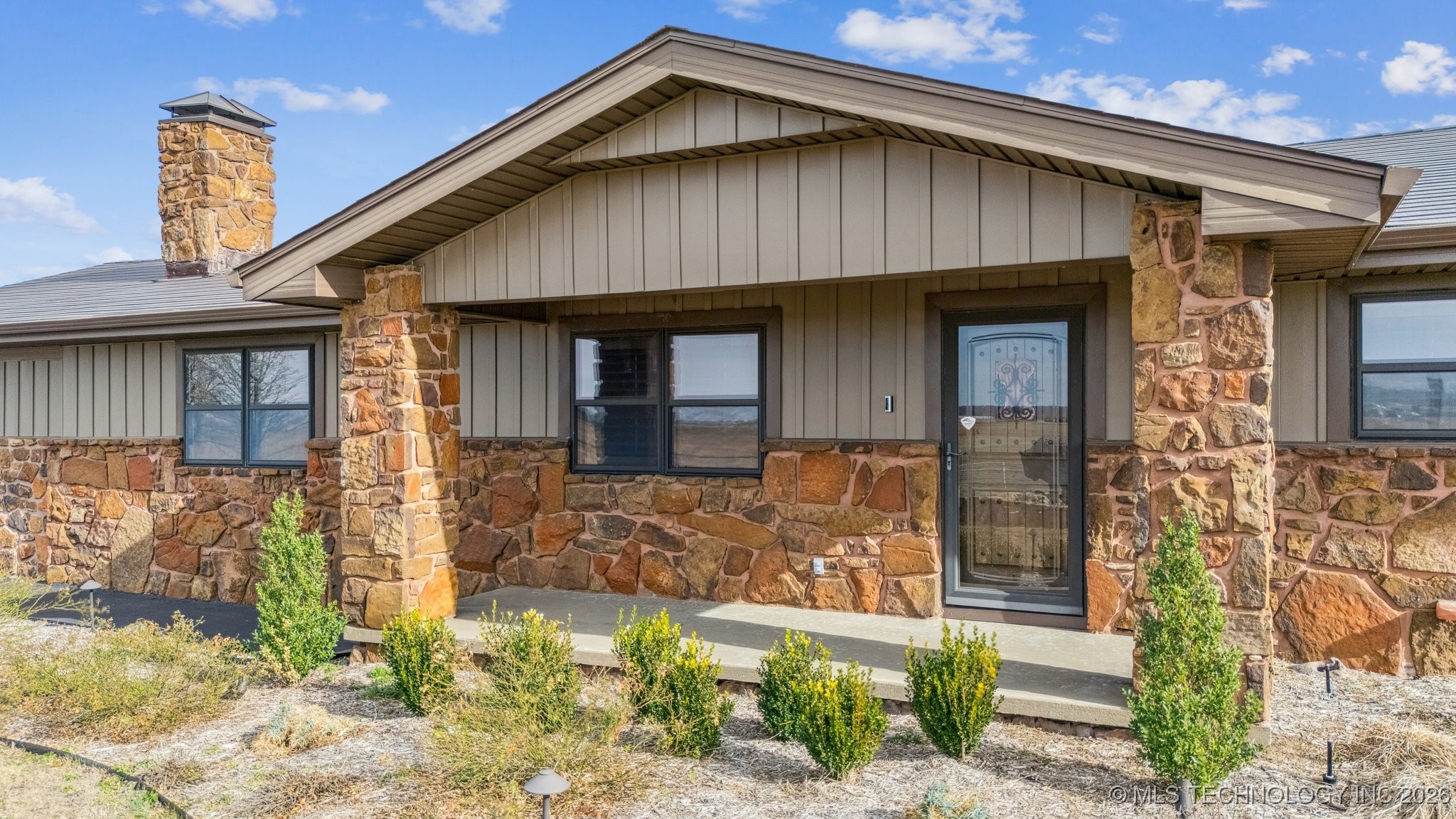 437367 E 320 Road Property Photo 4