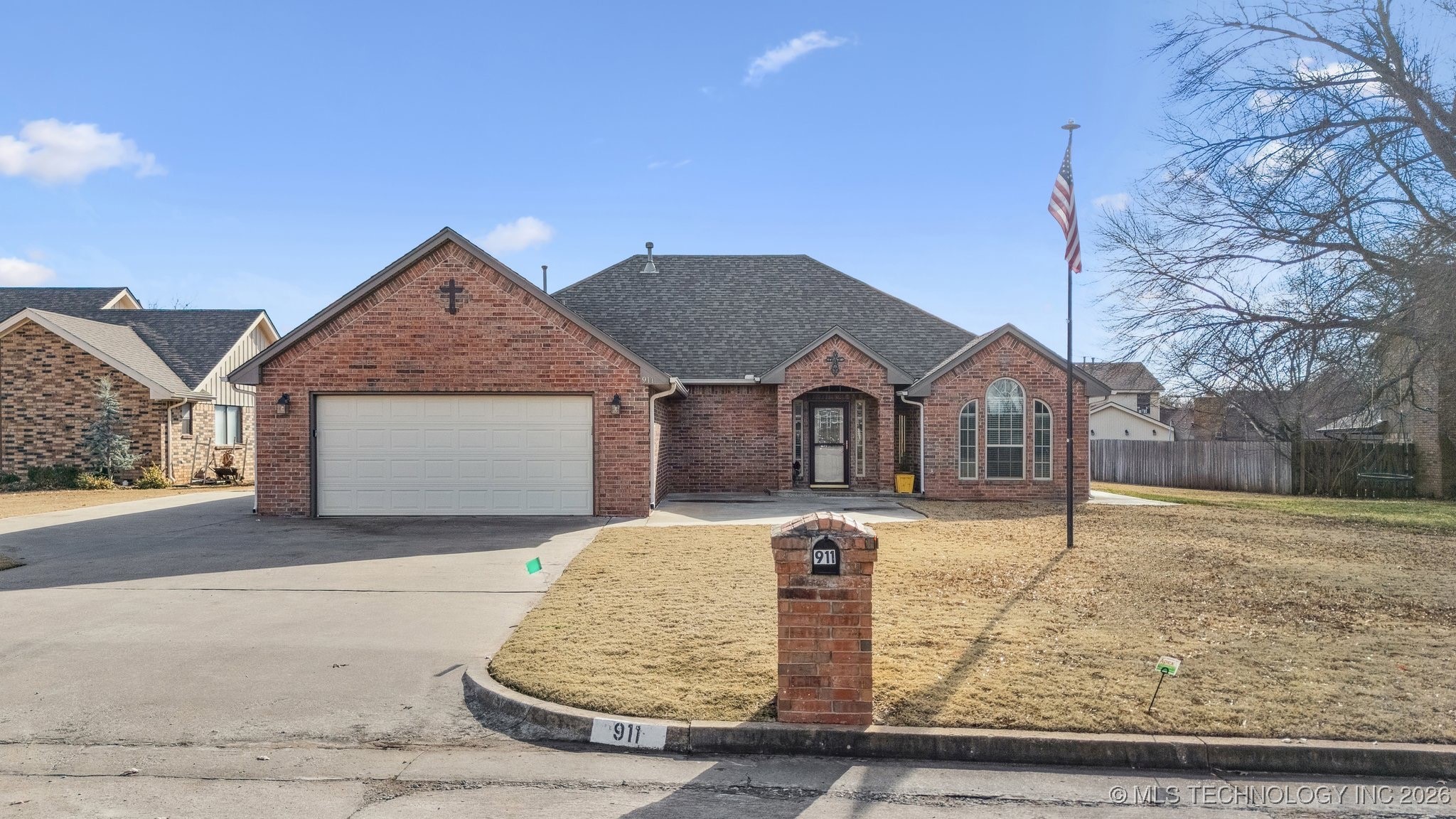 911 E 14th Street Property Photo 2