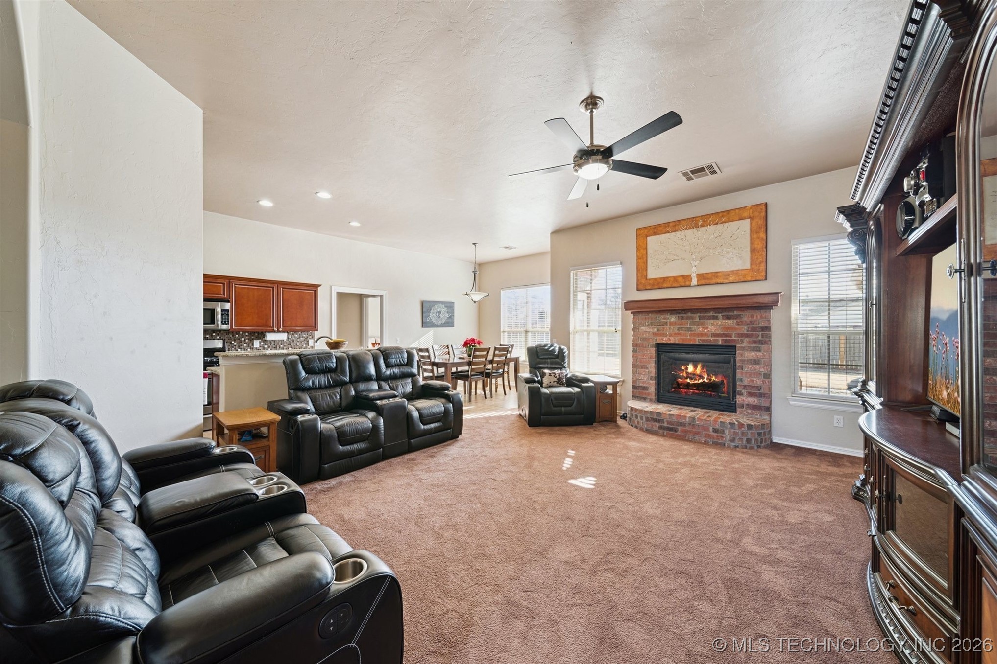 911 E 14th Street Property Photo 6