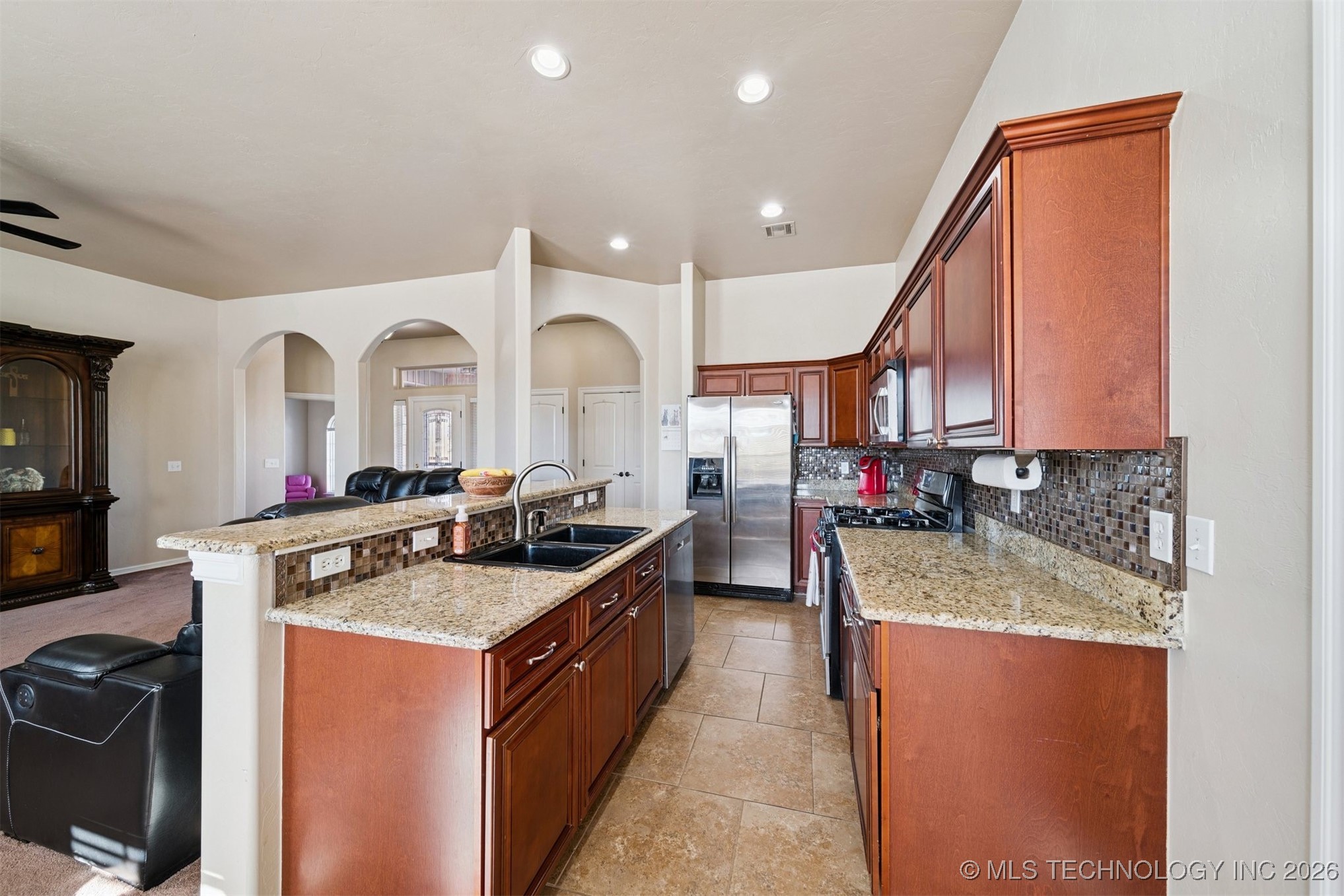 911 E 14th Street Property Photo 9