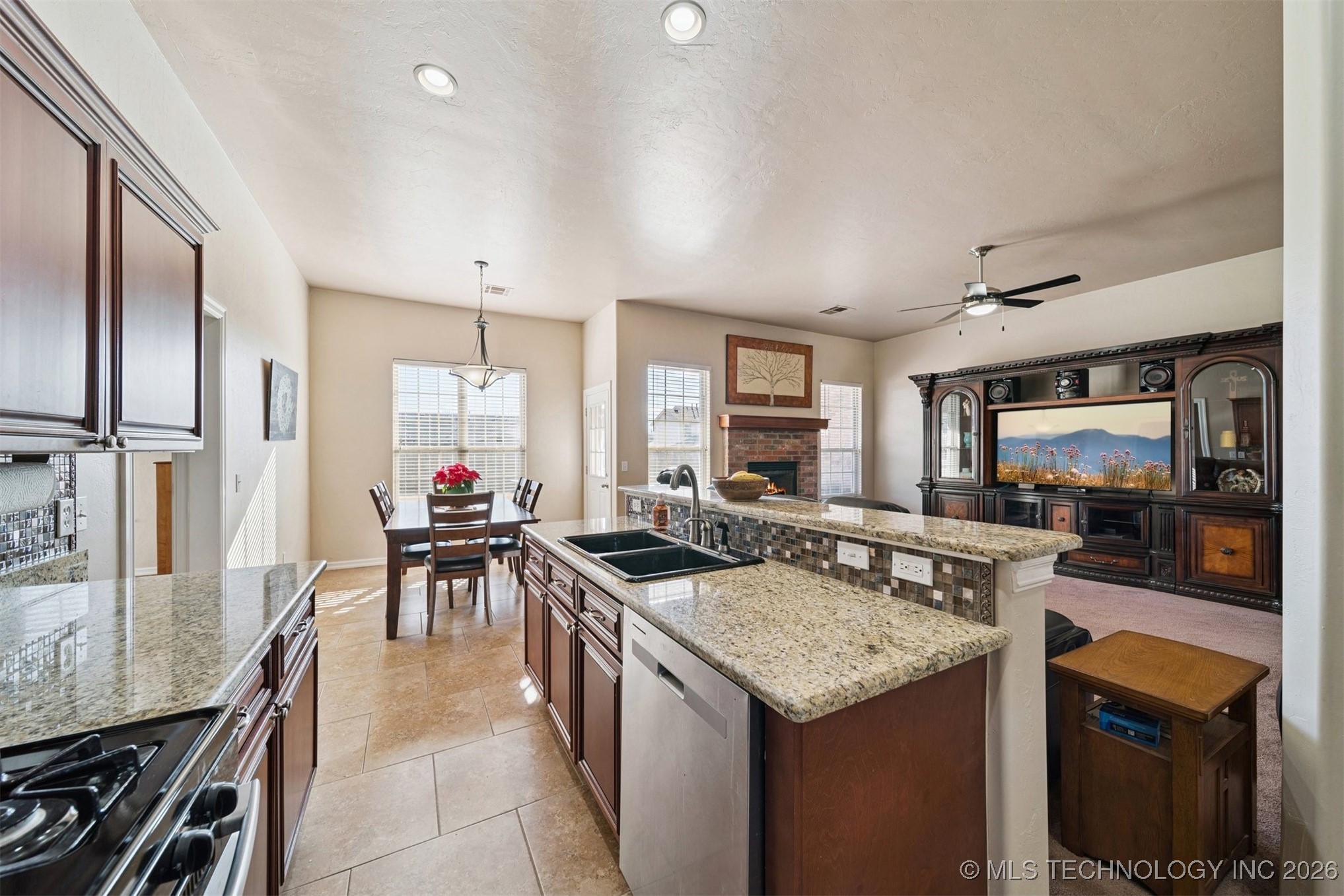 911 E 14th Street Property Photo 11