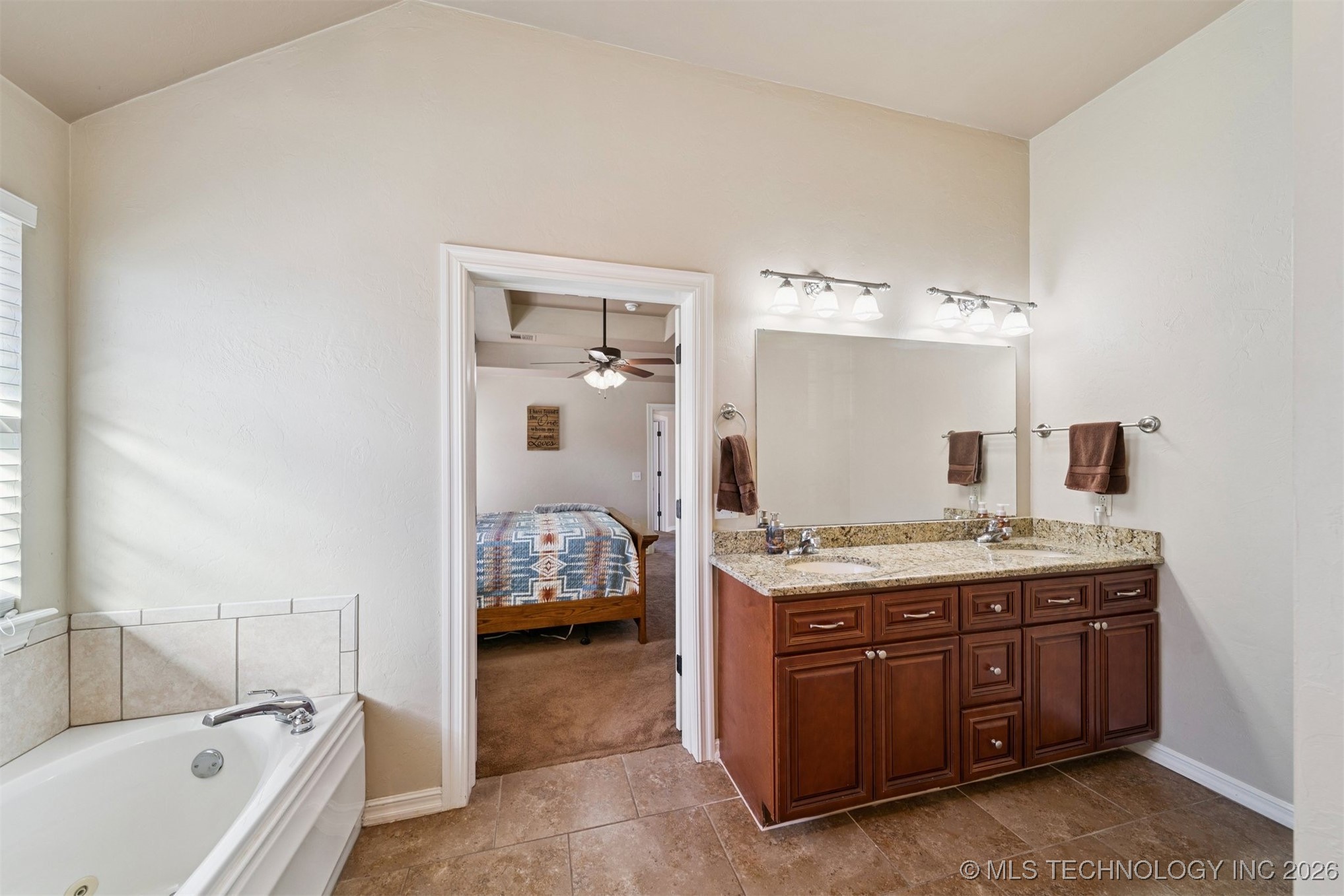 911 E 14th Street Property Photo 17