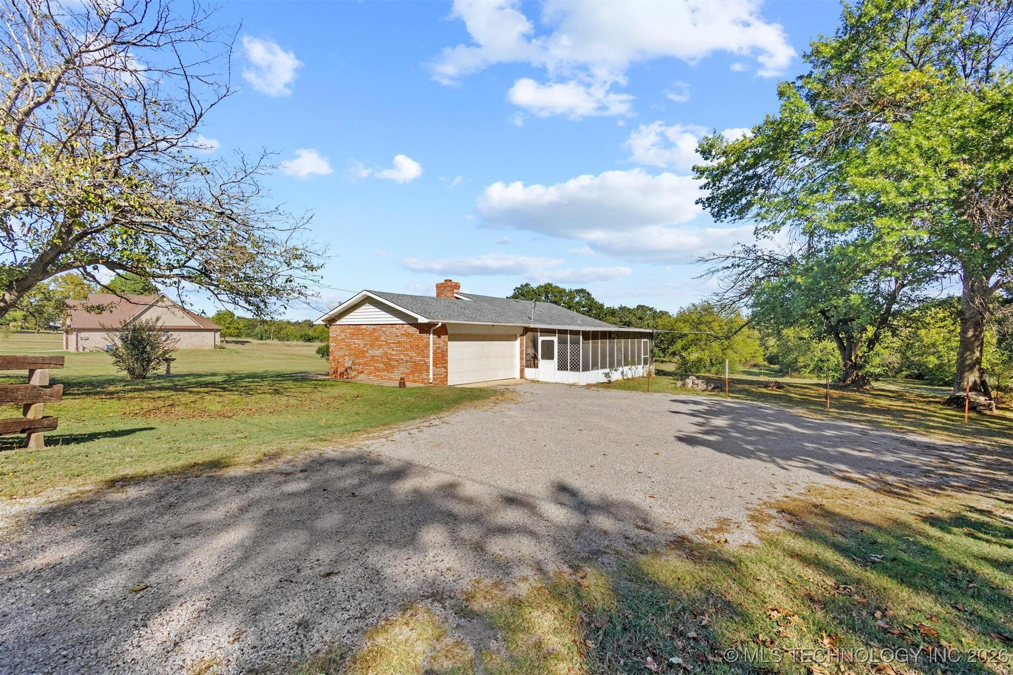 910 E Springdale Loop Property Photo 5