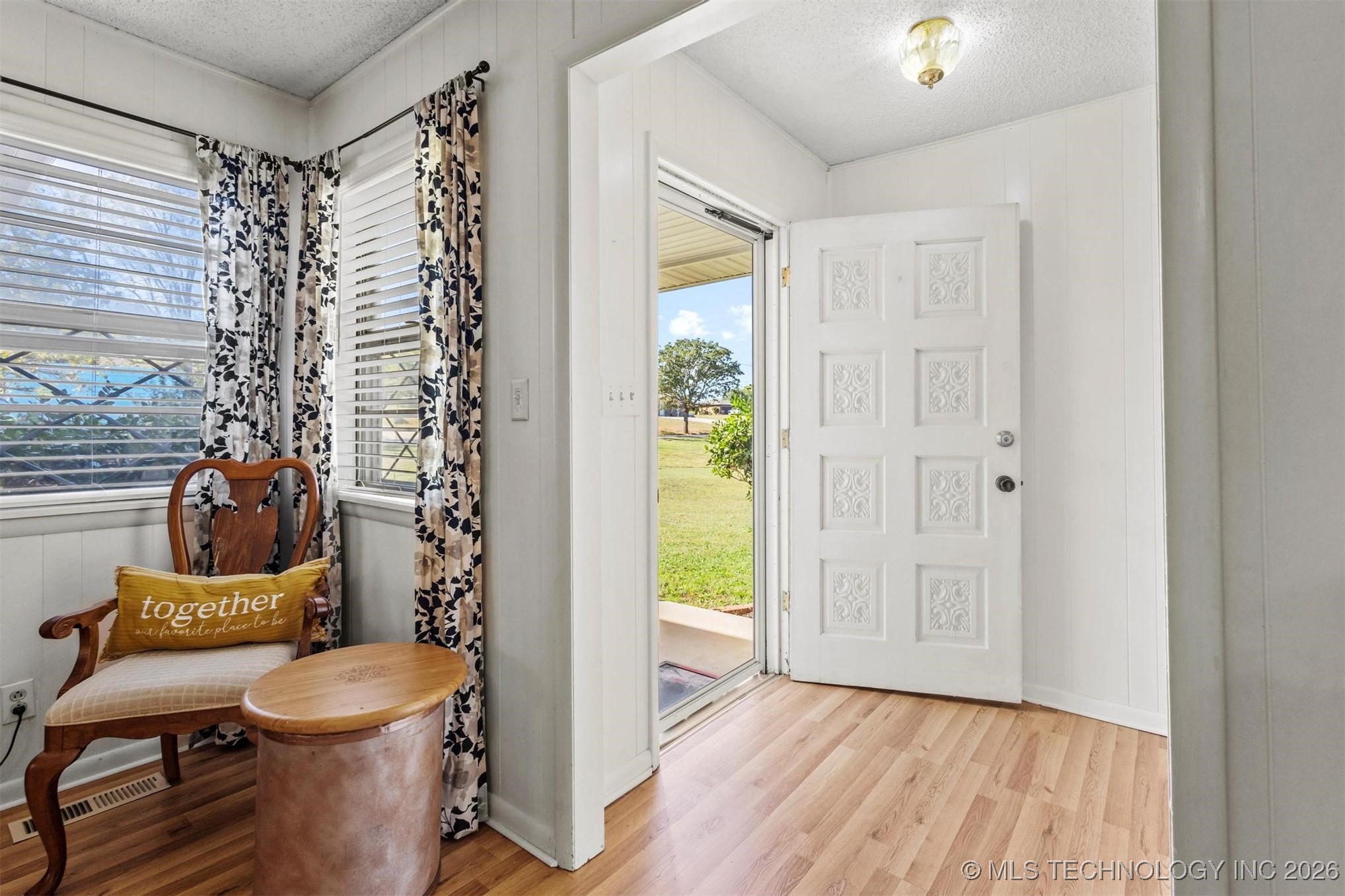 910 E Springdale Loop Property Photo 6