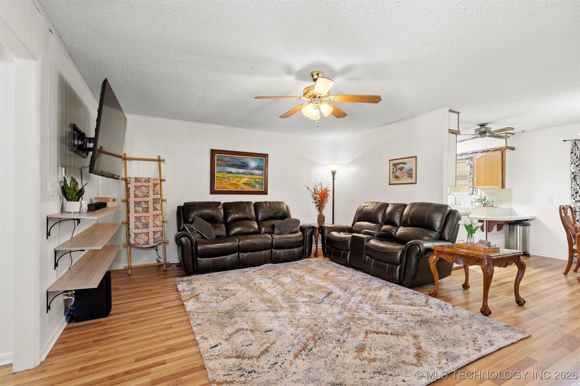 910 E Springdale Loop Property Photo 7