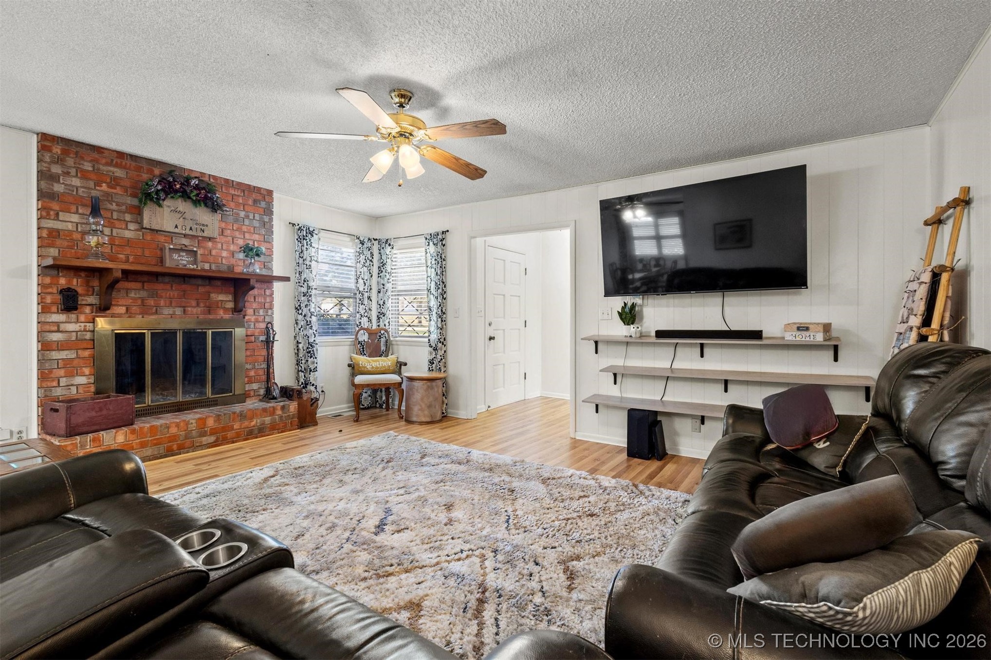 910 E Springdale Loop Property Photo 8