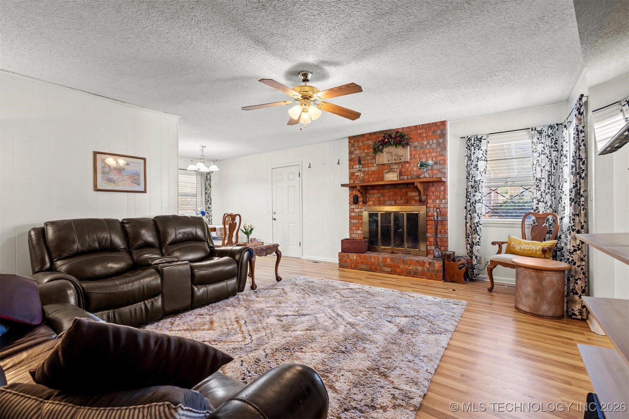 910 E Springdale Loop Property Photo 9