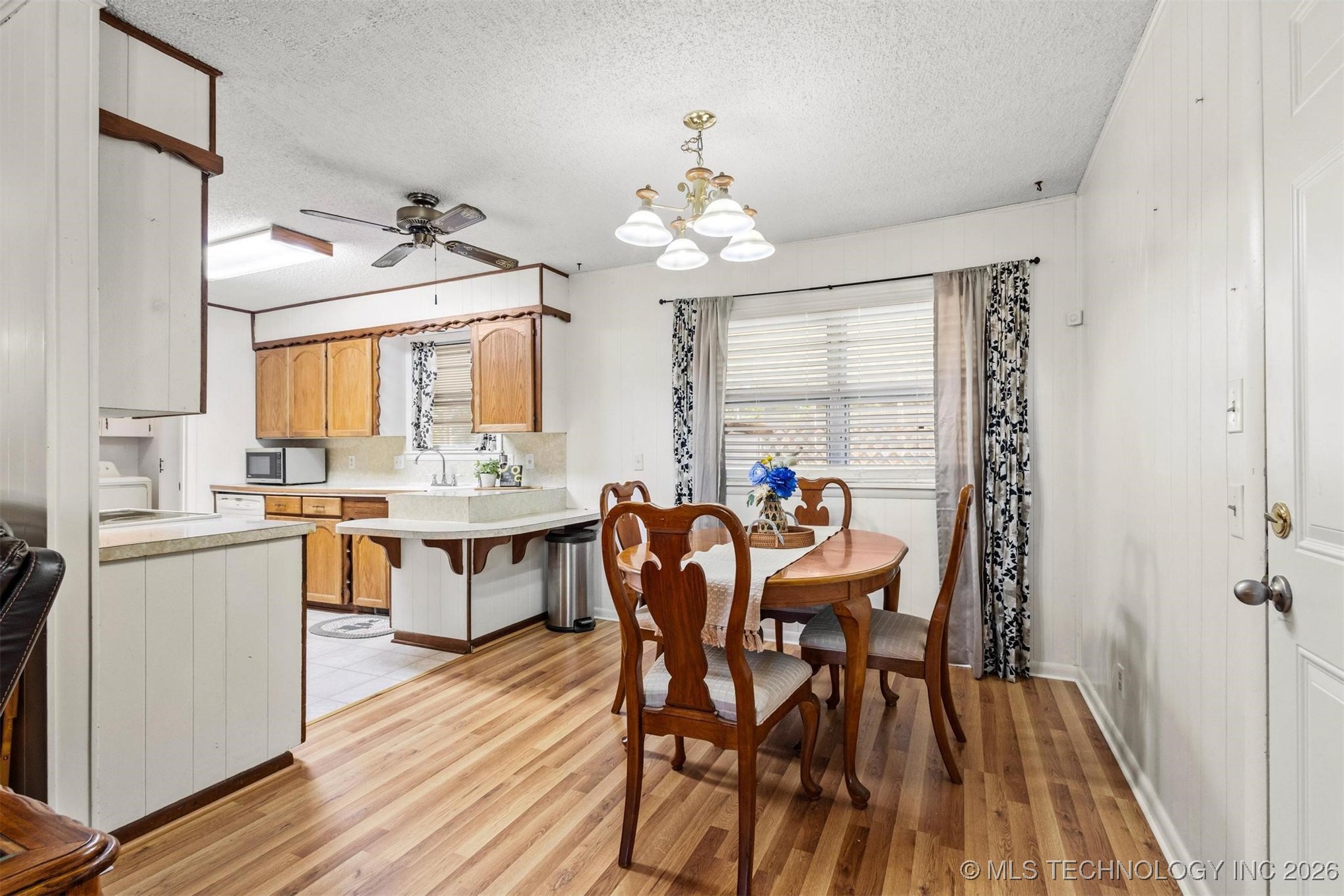 910 E Springdale Loop Property Photo 10