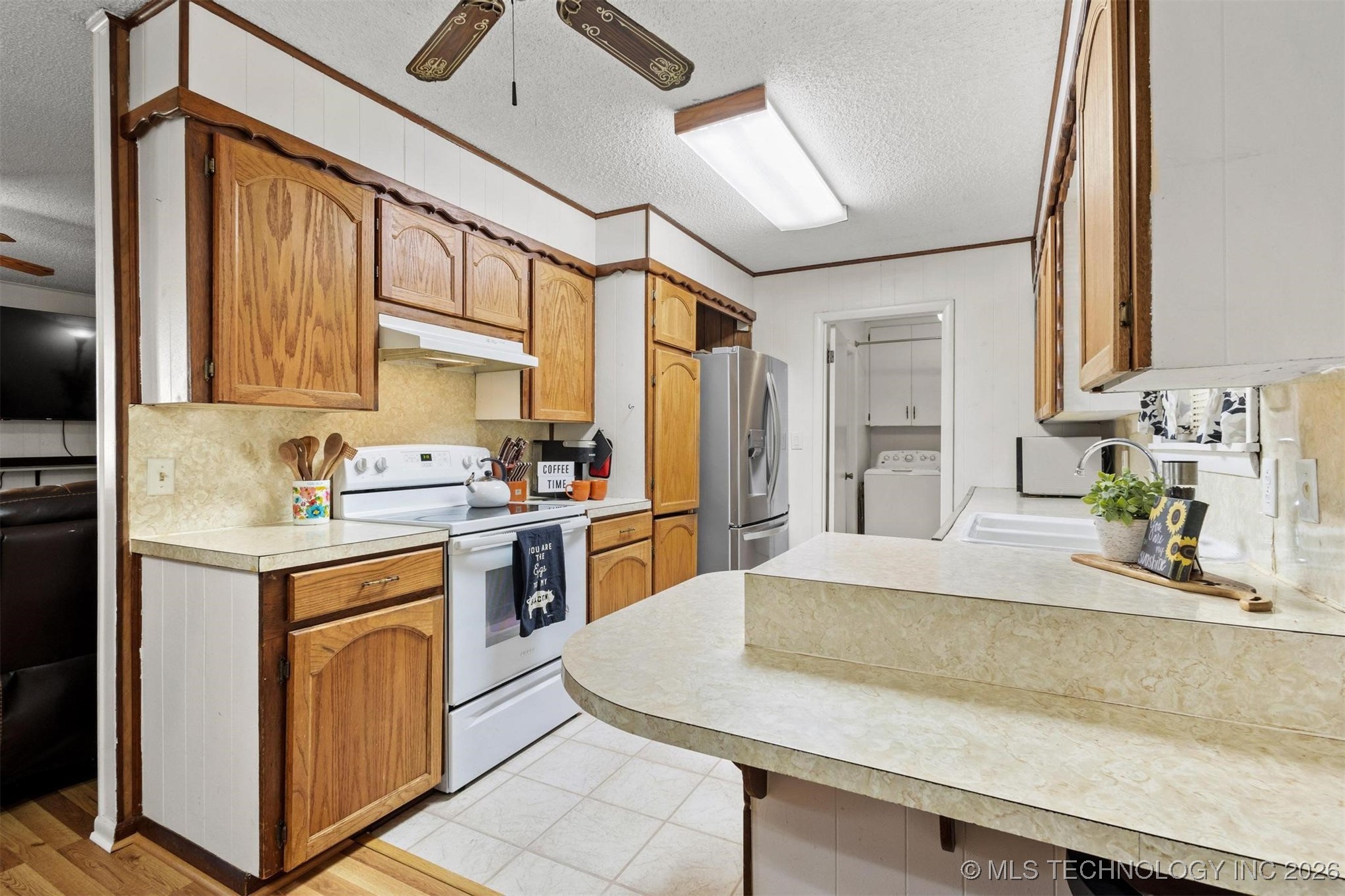 910 E Springdale Loop Property Photo 13