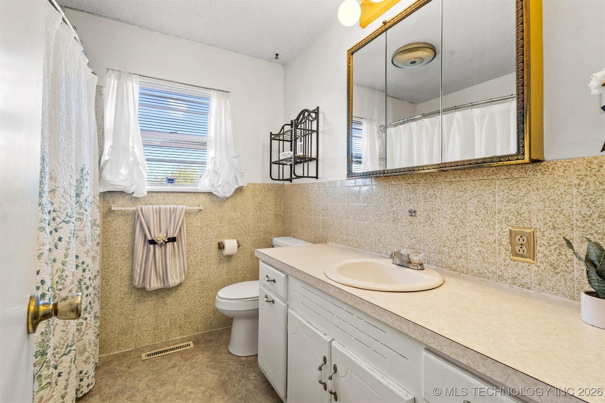 910 E Springdale Loop Property Photo 21