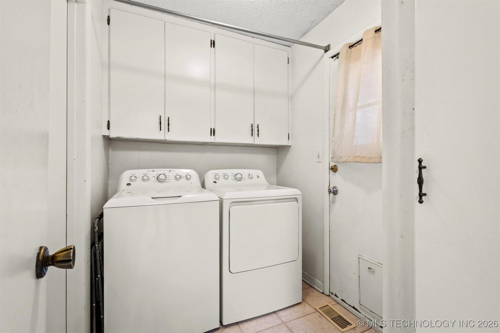 910 E Springdale Loop Property Photo 24