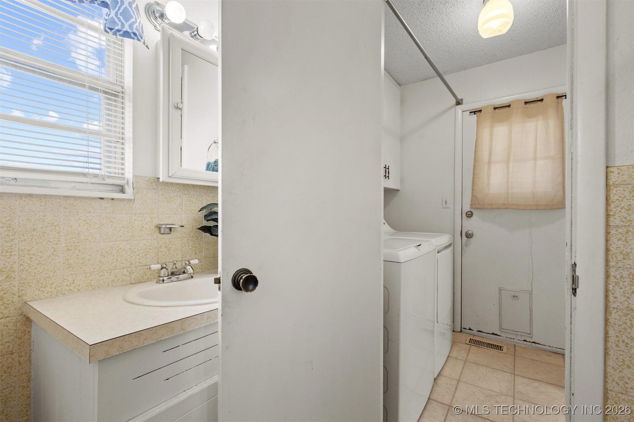 910 E Springdale Loop Property Photo 25