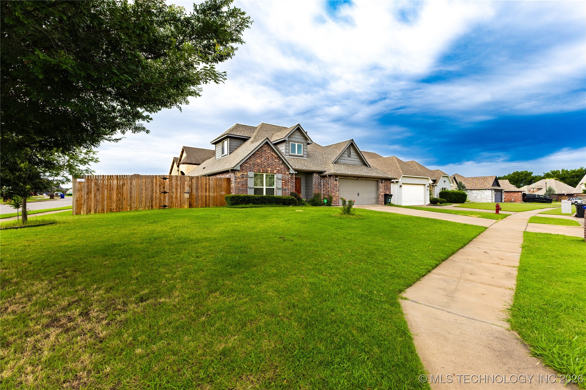 1301 W Elmira Place Property Photo 3