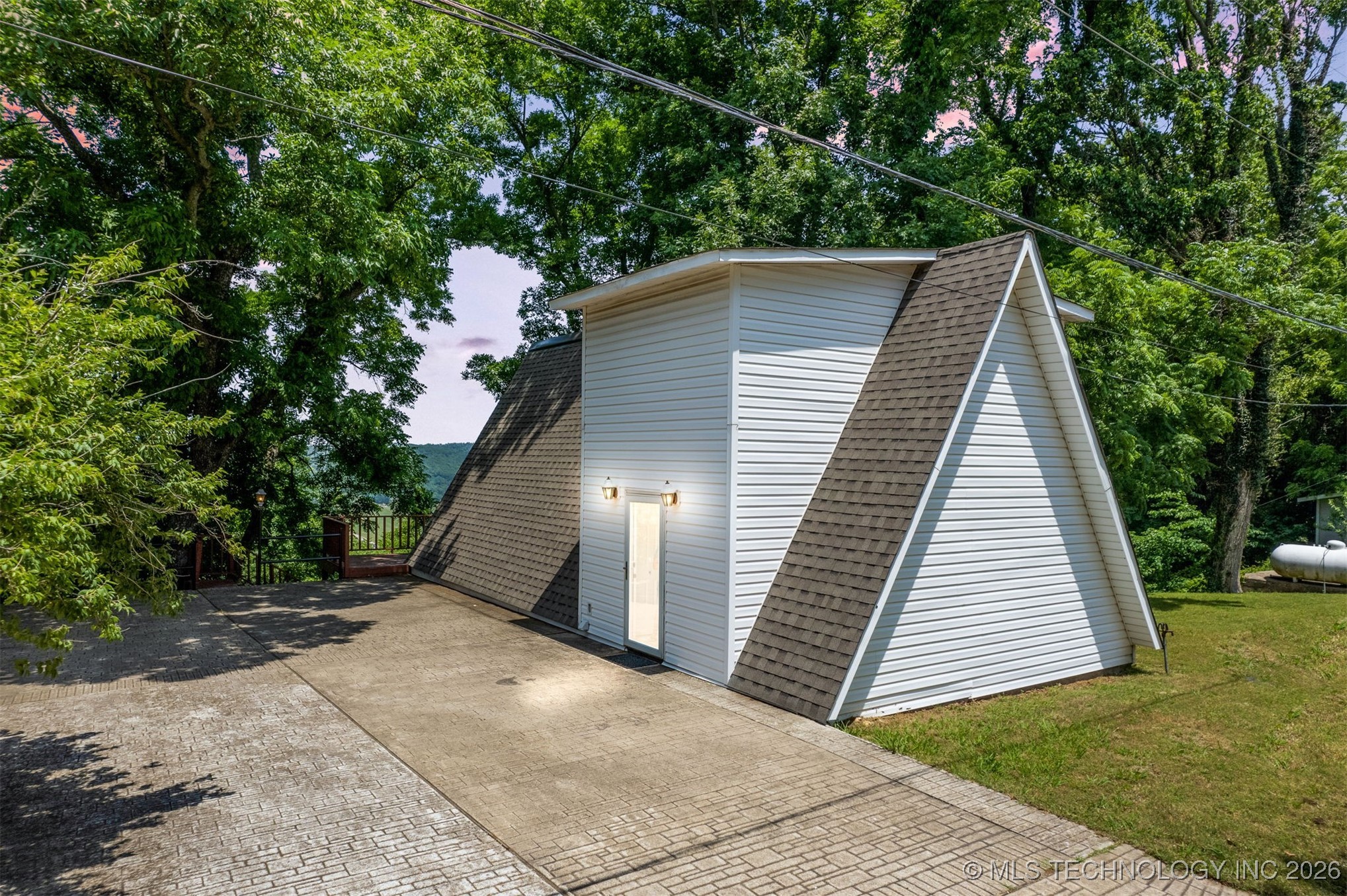 619 E 437 Road Property Photo 2