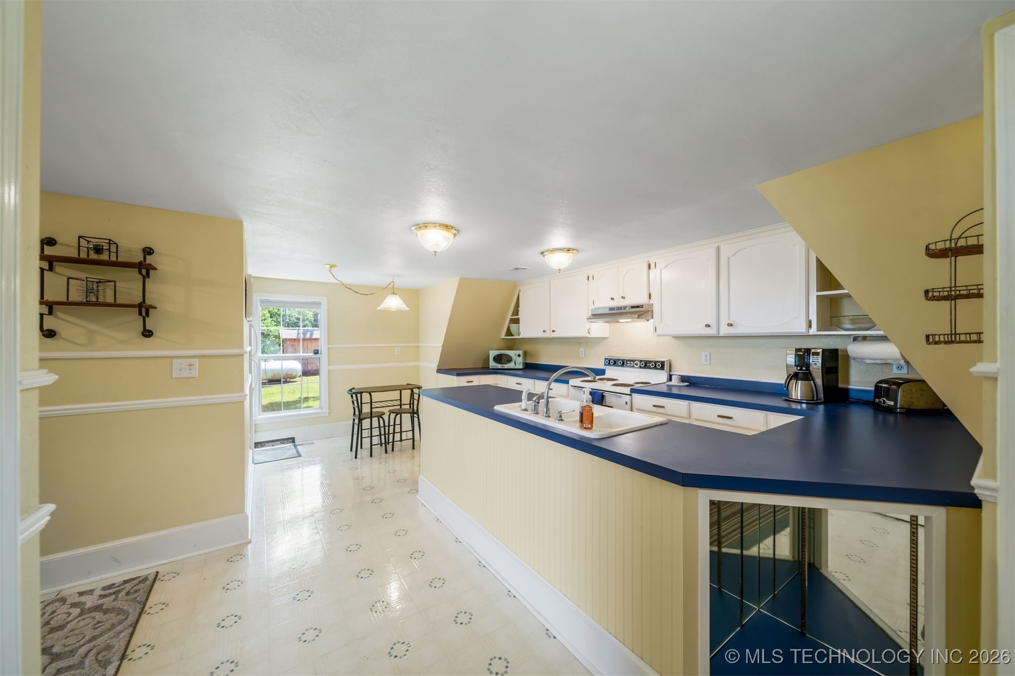 619 E 437 Road Property Photo 7